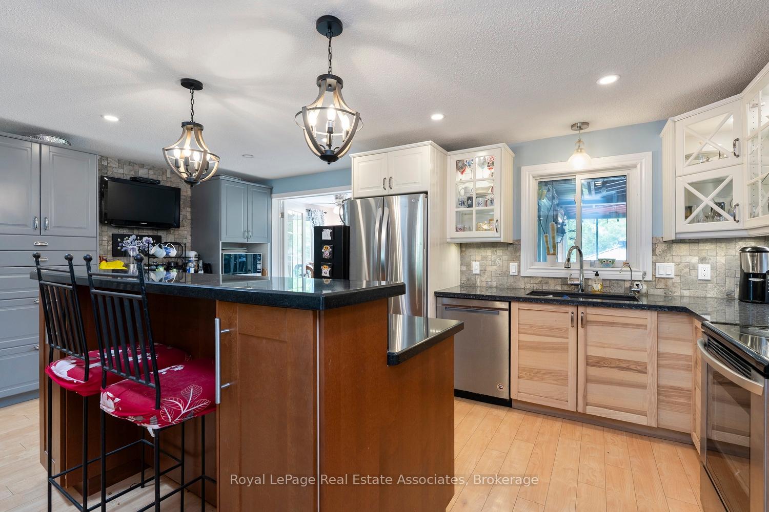 Photo 5 of 11 Tamarack Court, New Tecumseth, Rural New Tecumseth — HOMEH