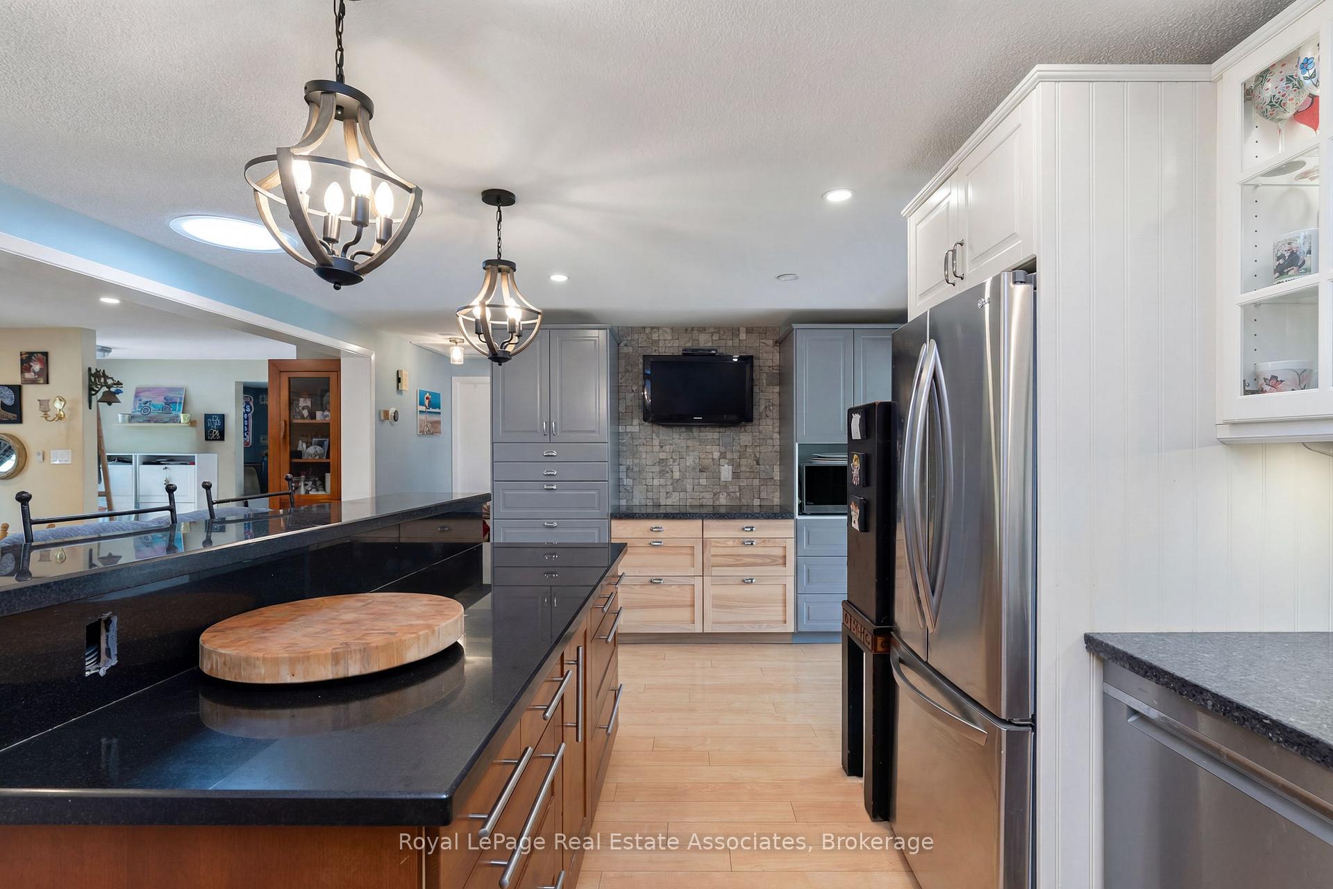 Photo 7 of 11 Tamarack Court, New Tecumseth, Rural New Tecumseth — HOMEH