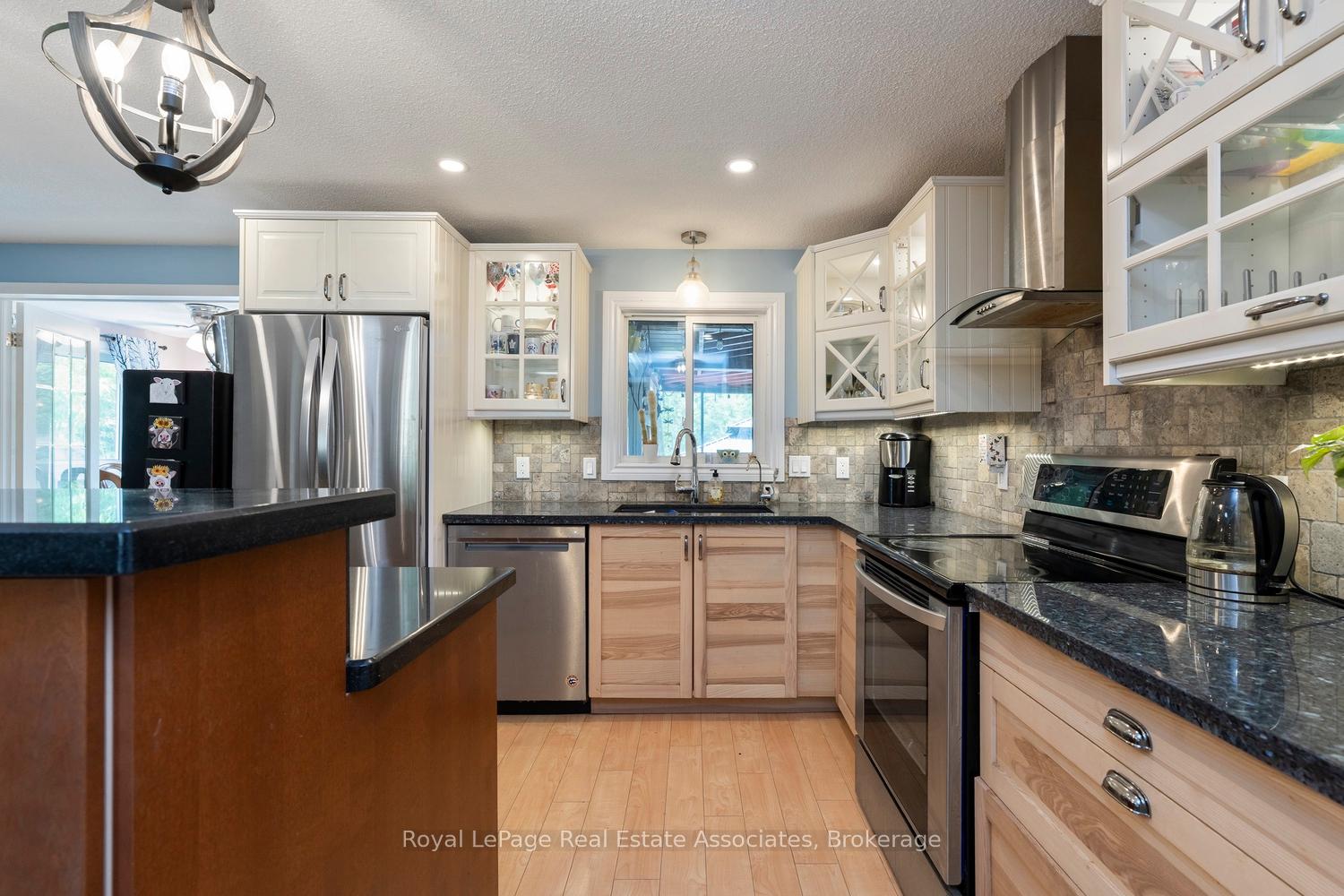 Photo 6 of 11 Tamarack Court, New Tecumseth, Rural New Tecumseth — HOMEH