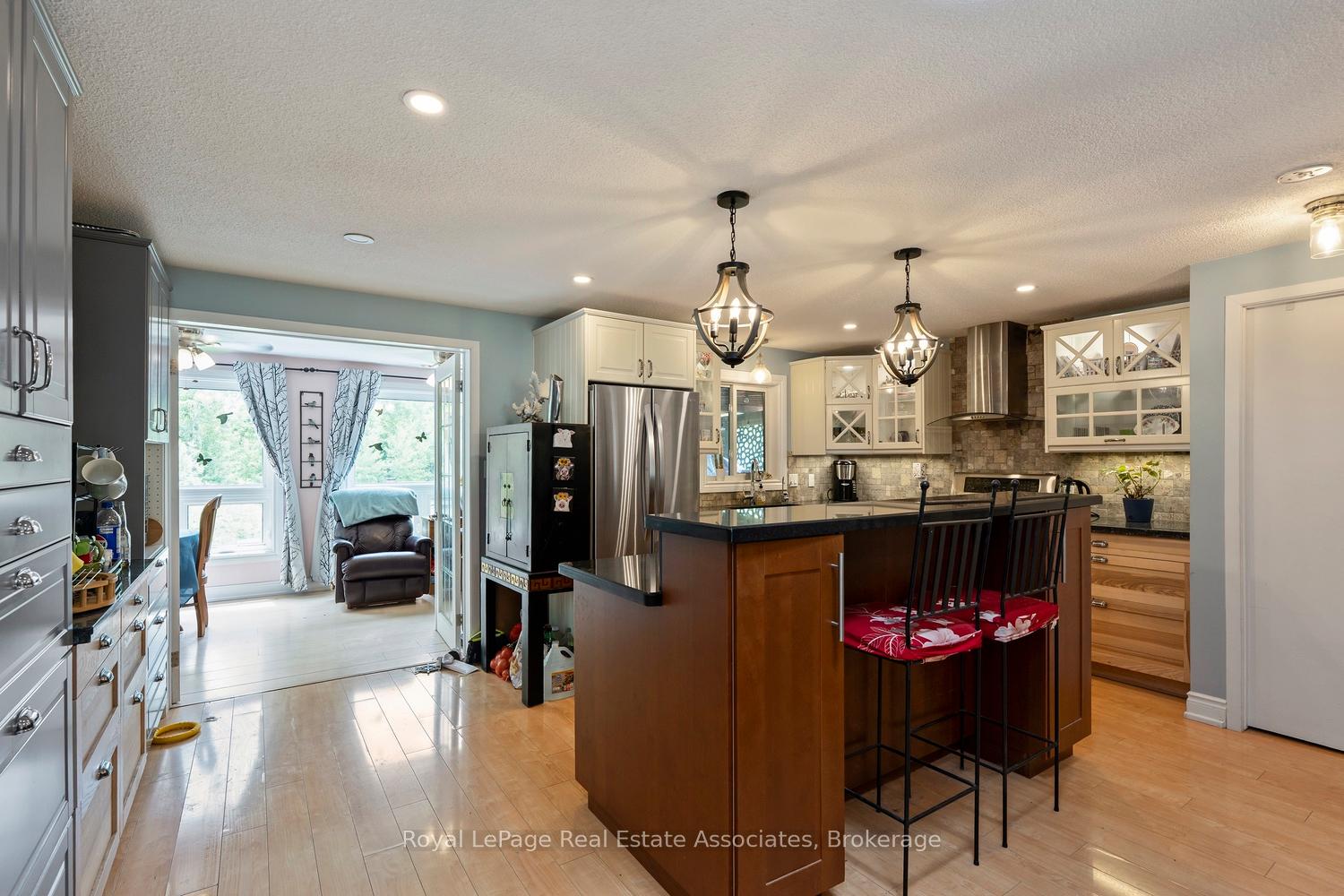 Photo 8 of 11 Tamarack Court, New Tecumseth, Rural New Tecumseth — HOMEH