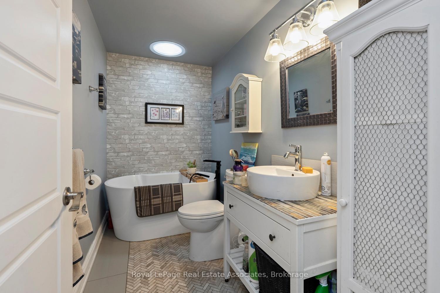 Photo 12 of 11 Tamarack Court, New Tecumseth, Rural New Tecumseth — HOMEH