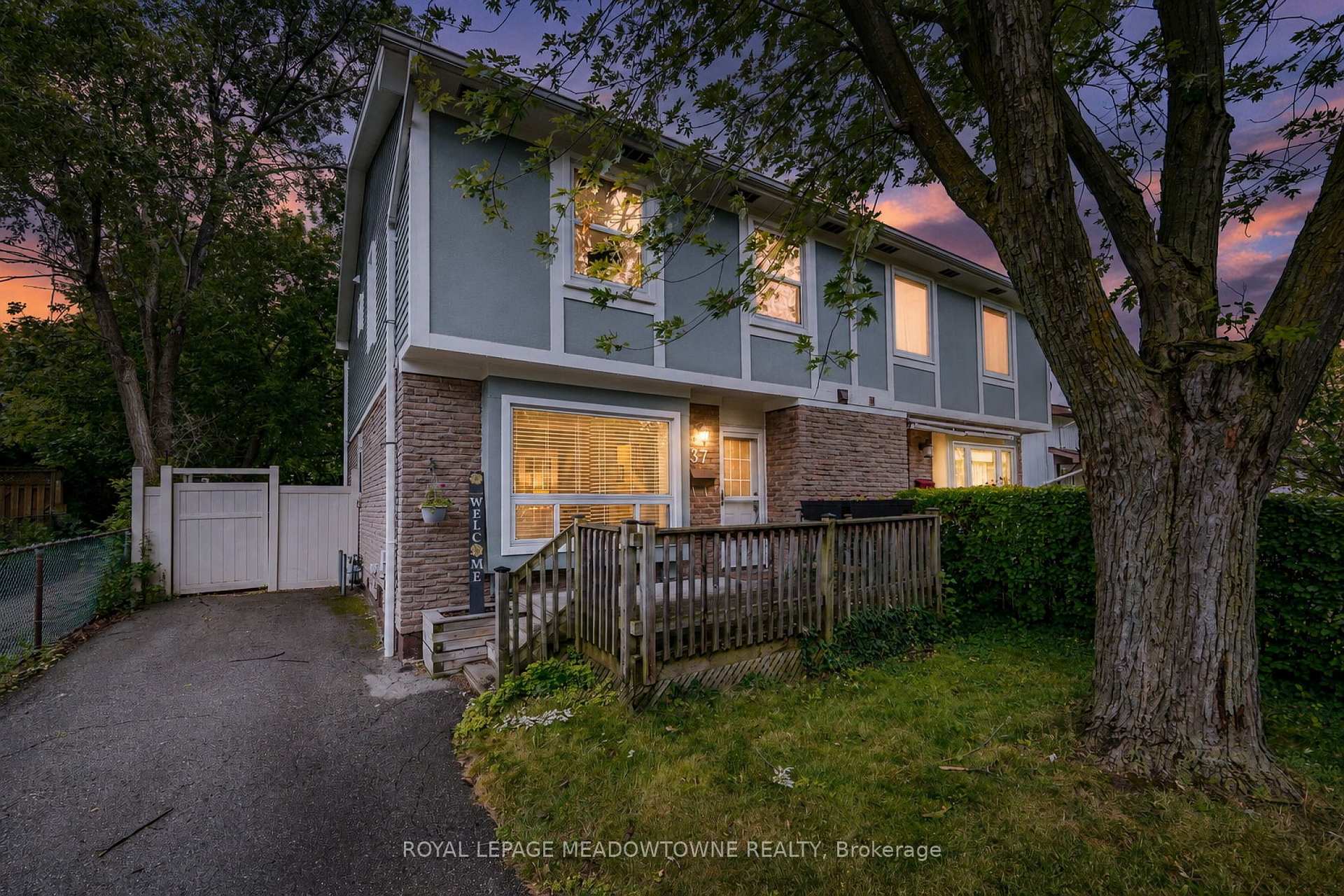 Photo 2 of 37 Salisbury Circle, Brampton, Brampton North — HOMEH