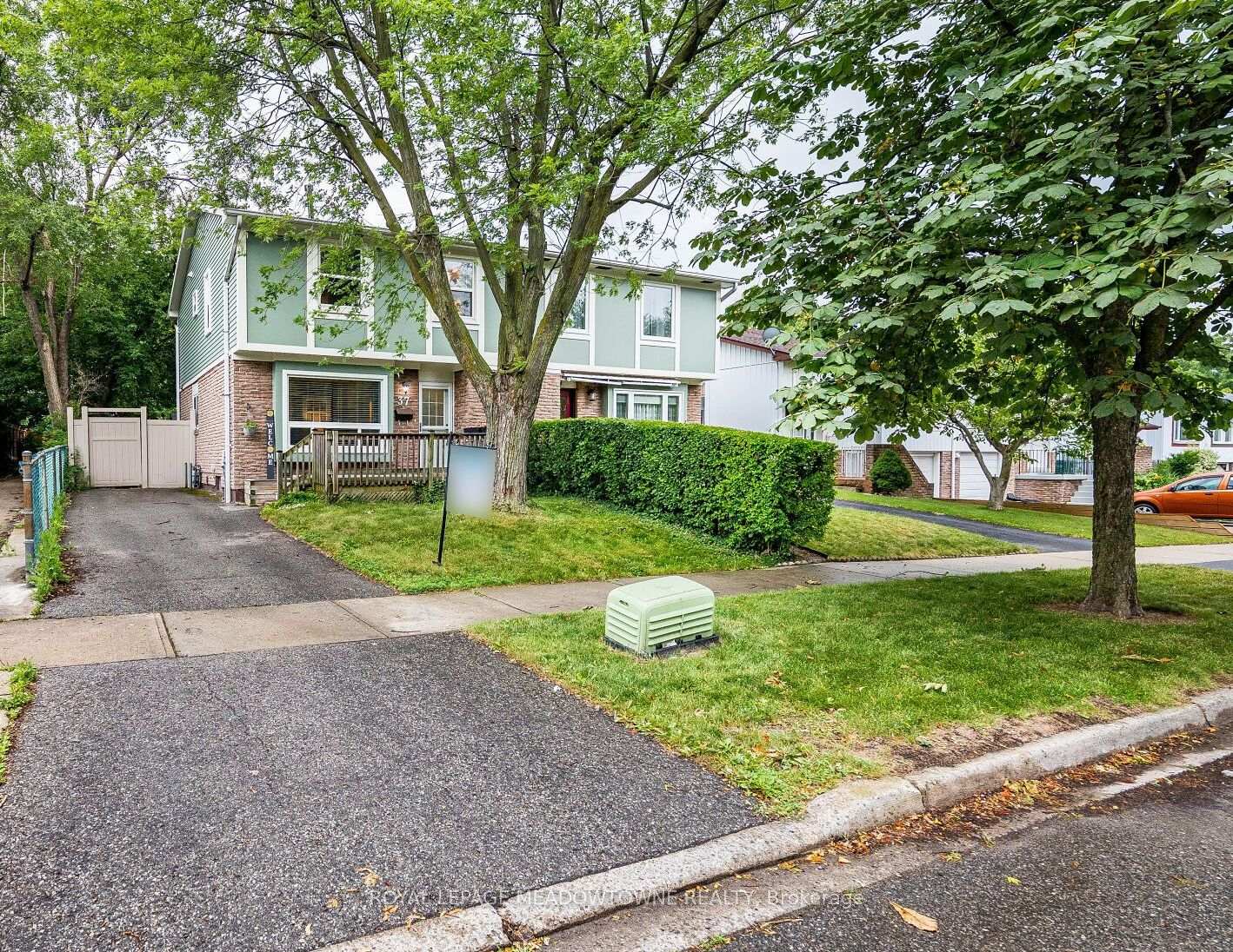 Photo 3 of 37 Salisbury Circle, Brampton, Brampton North — HOMEH