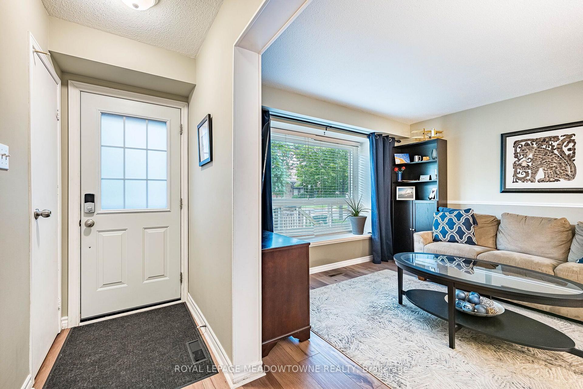 Photo 8 of 37 Salisbury Circle, Brampton, Brampton North — HOMEH