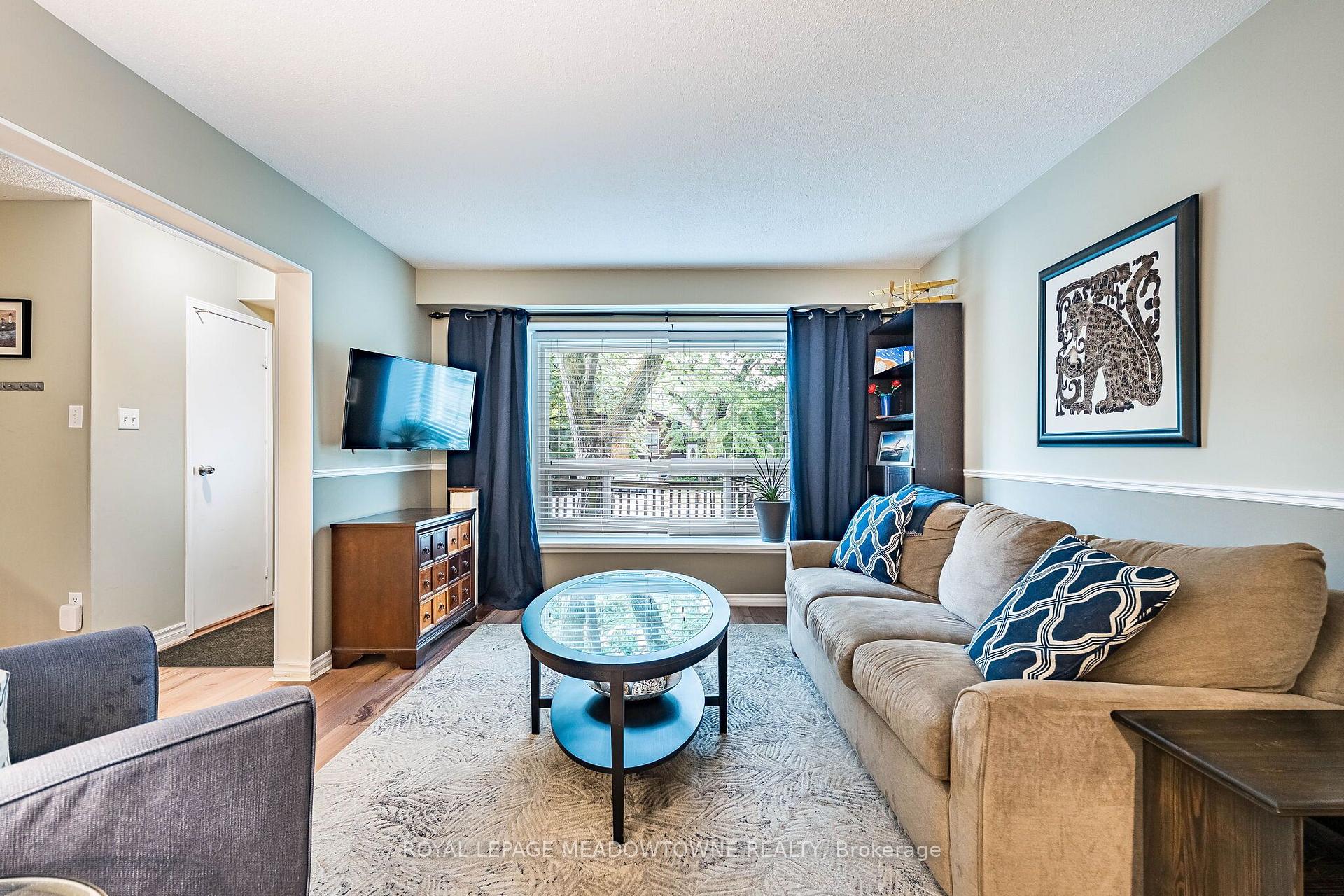 Photo 12 of 37 Salisbury Circle, Brampton, Brampton North — HOMEH