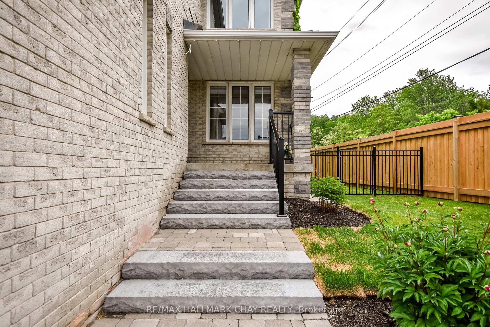 Photo 4 of 1 Hawkins Drive, Barrie, Ardagh — HOMEH