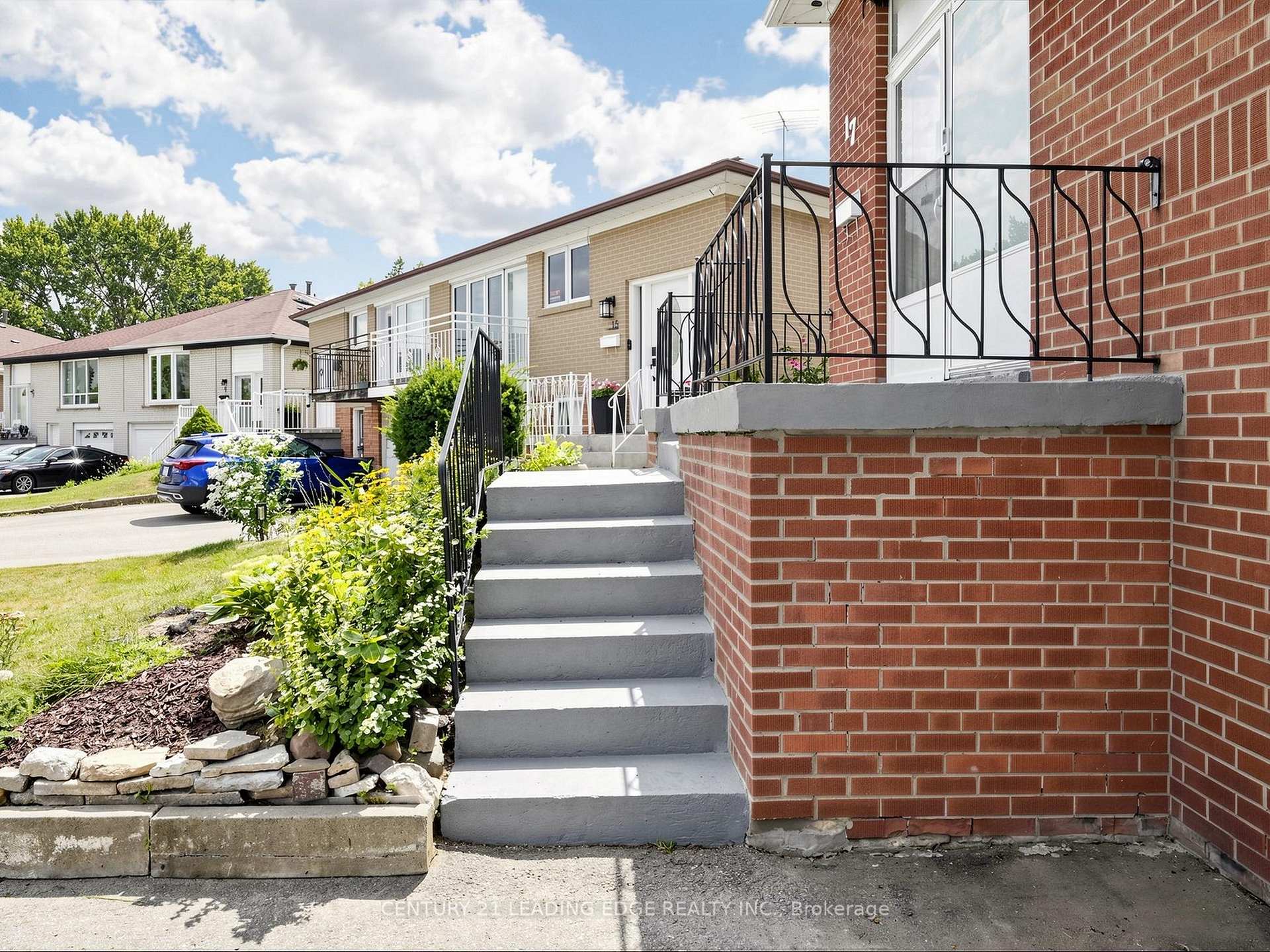 Photo 3 of 17 Tinton Crescent, Etobicoke, Mount Olive-Silverstone-Jamestown — HOMEH