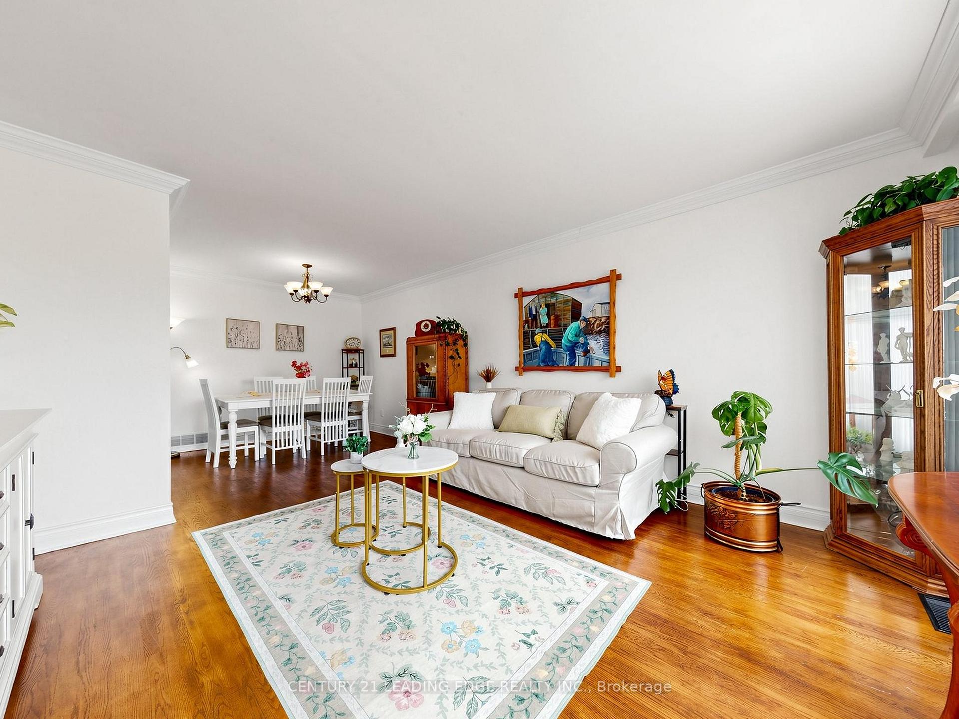 Photo 4 of 17 Tinton Crescent, Etobicoke, Mount Olive-Silverstone-Jamestown — HOMEH