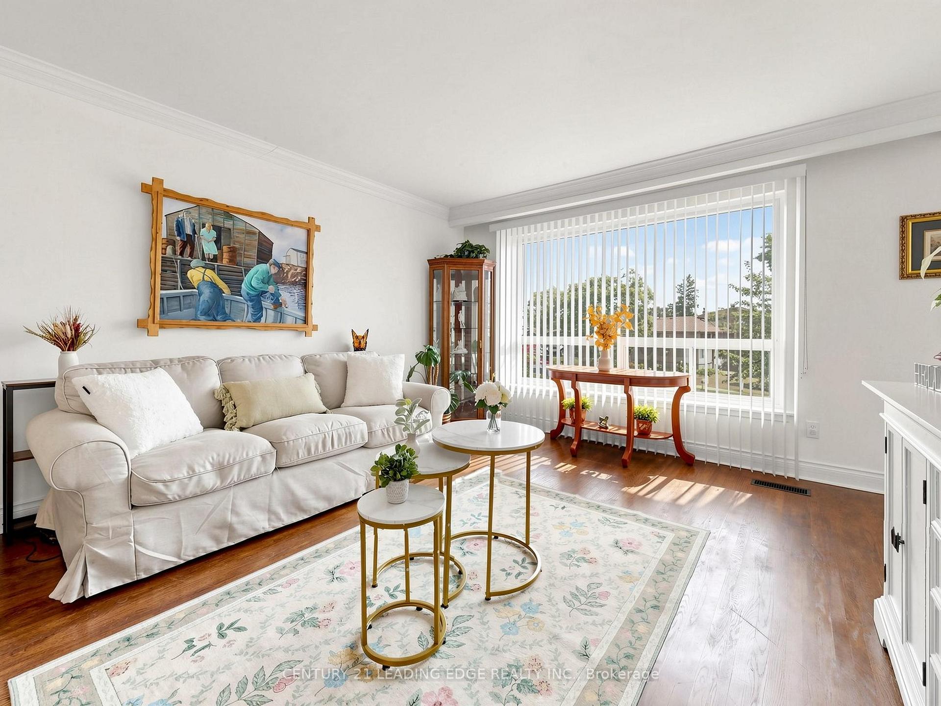 Photo 5 of 17 Tinton Crescent, Etobicoke, Mount Olive-Silverstone-Jamestown — HOMEH