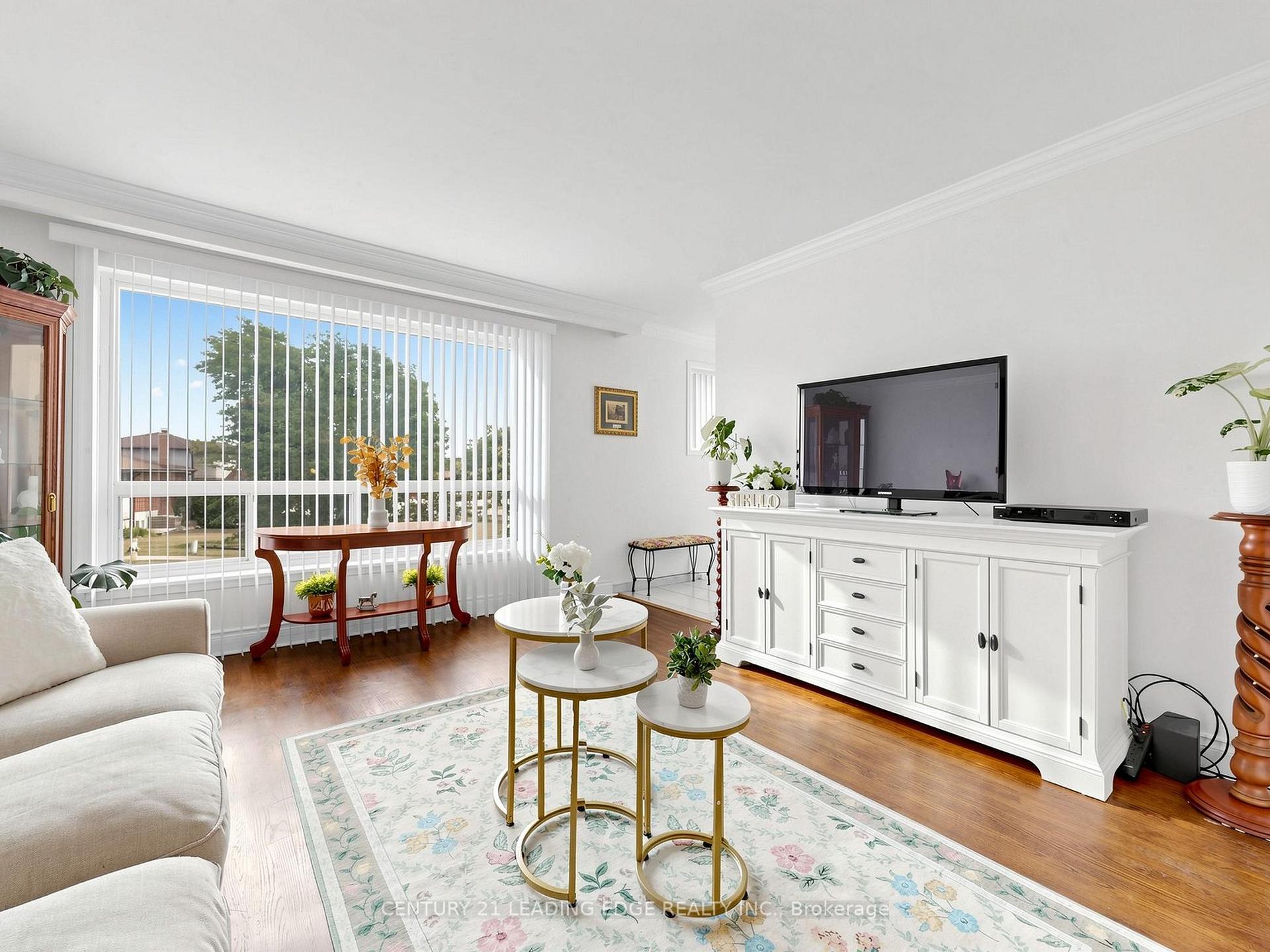 Photo 6 of 17 Tinton Crescent, Etobicoke, Mount Olive-Silverstone-Jamestown — HOMEH