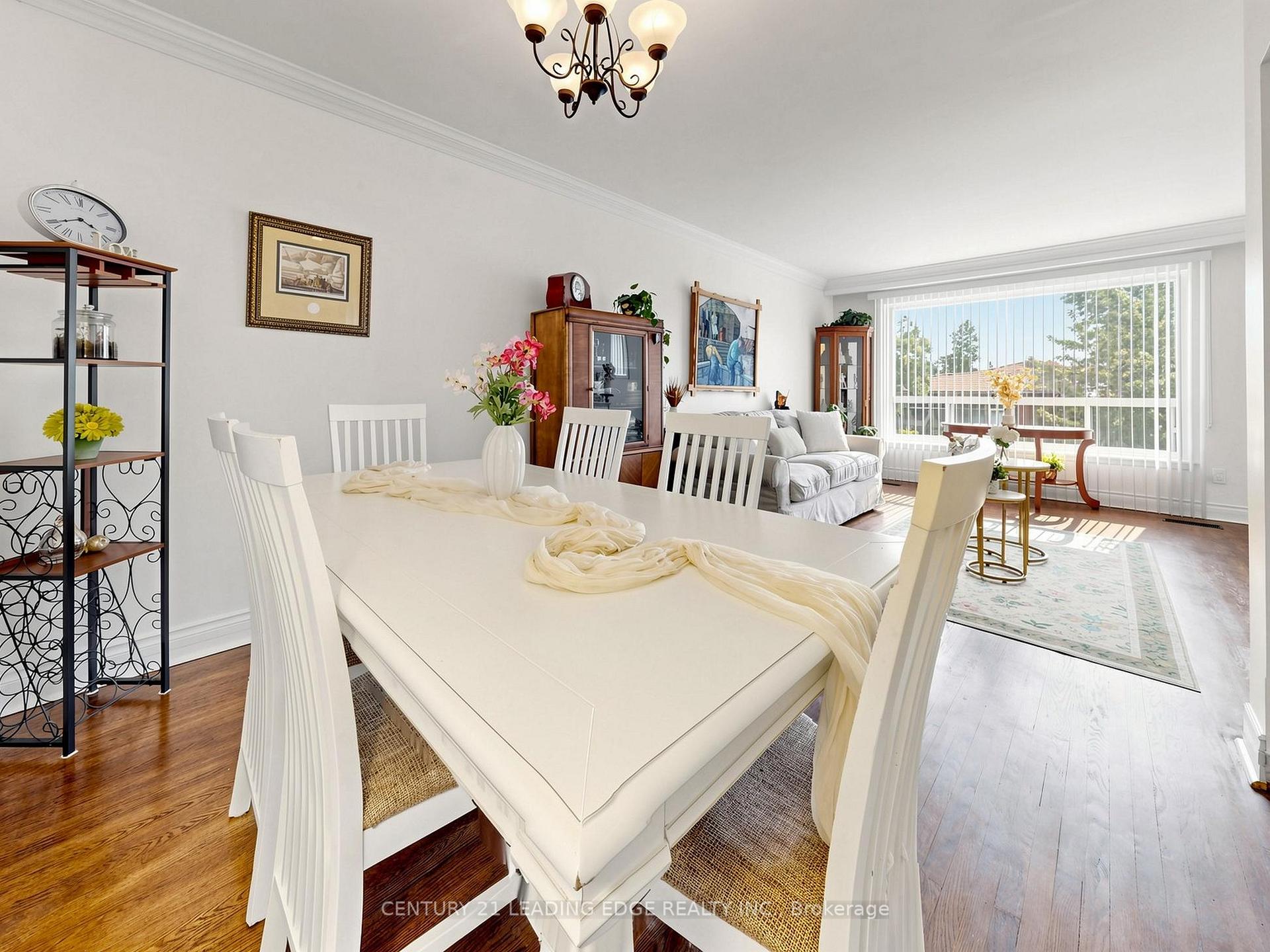 Photo 8 of 17 Tinton Crescent, Etobicoke, Mount Olive-Silverstone-Jamestown — HOMEH