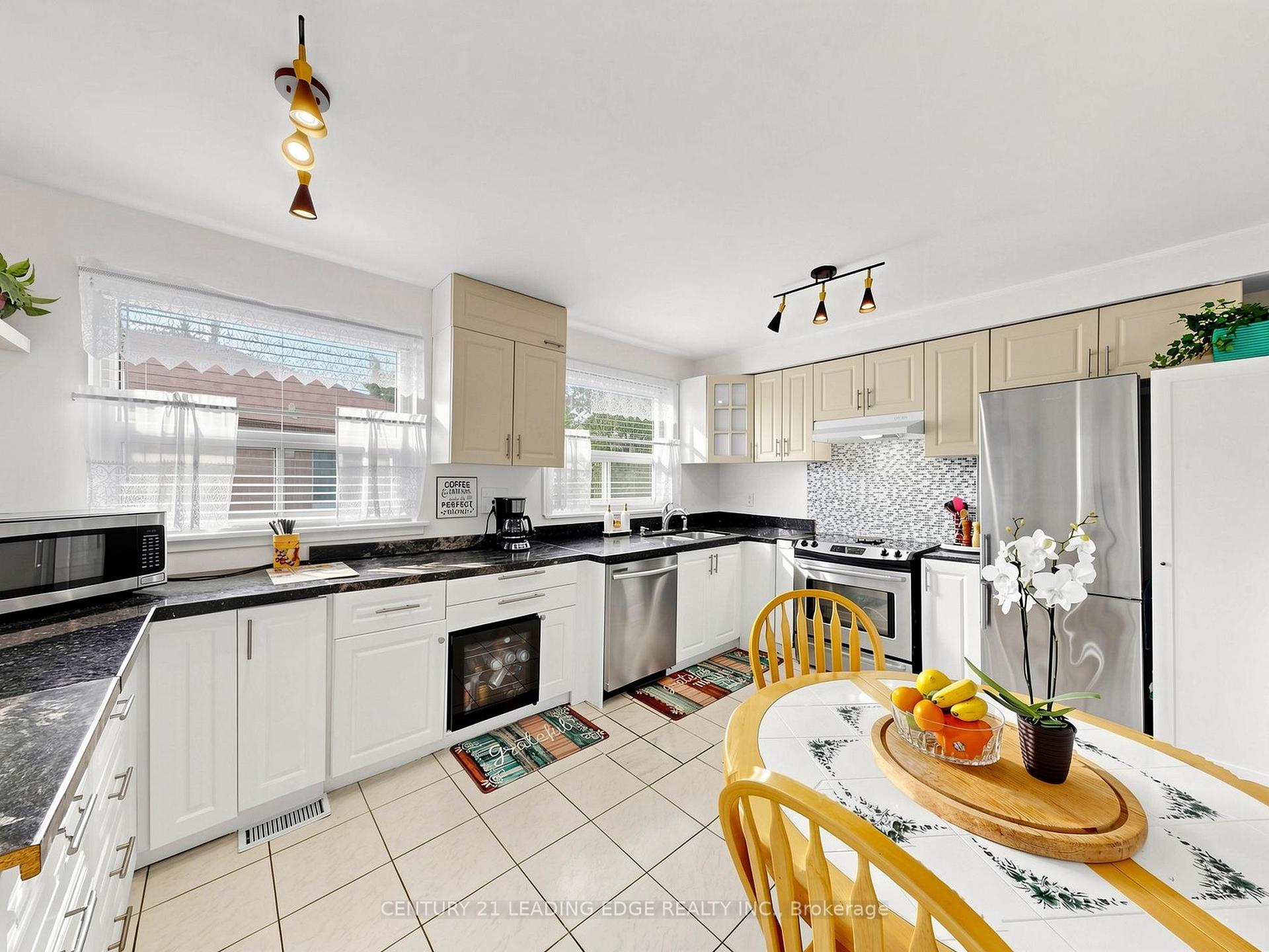 Photo 10 of 17 Tinton Crescent, Etobicoke, Mount Olive-Silverstone-Jamestown — HOMEH