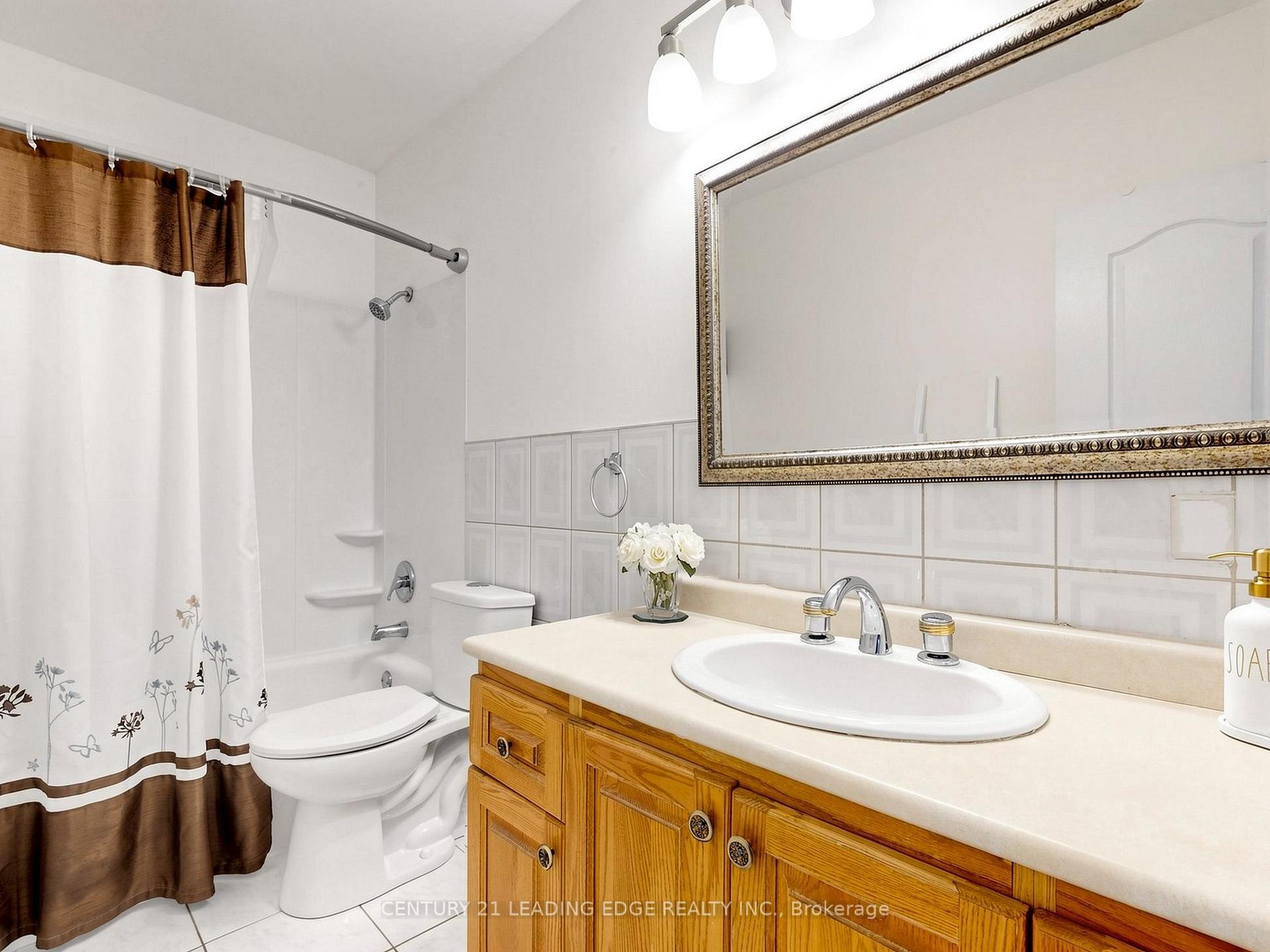 Photo 11 of 17 Tinton Crescent, Etobicoke, Mount Olive-Silverstone-Jamestown — HOMEH
