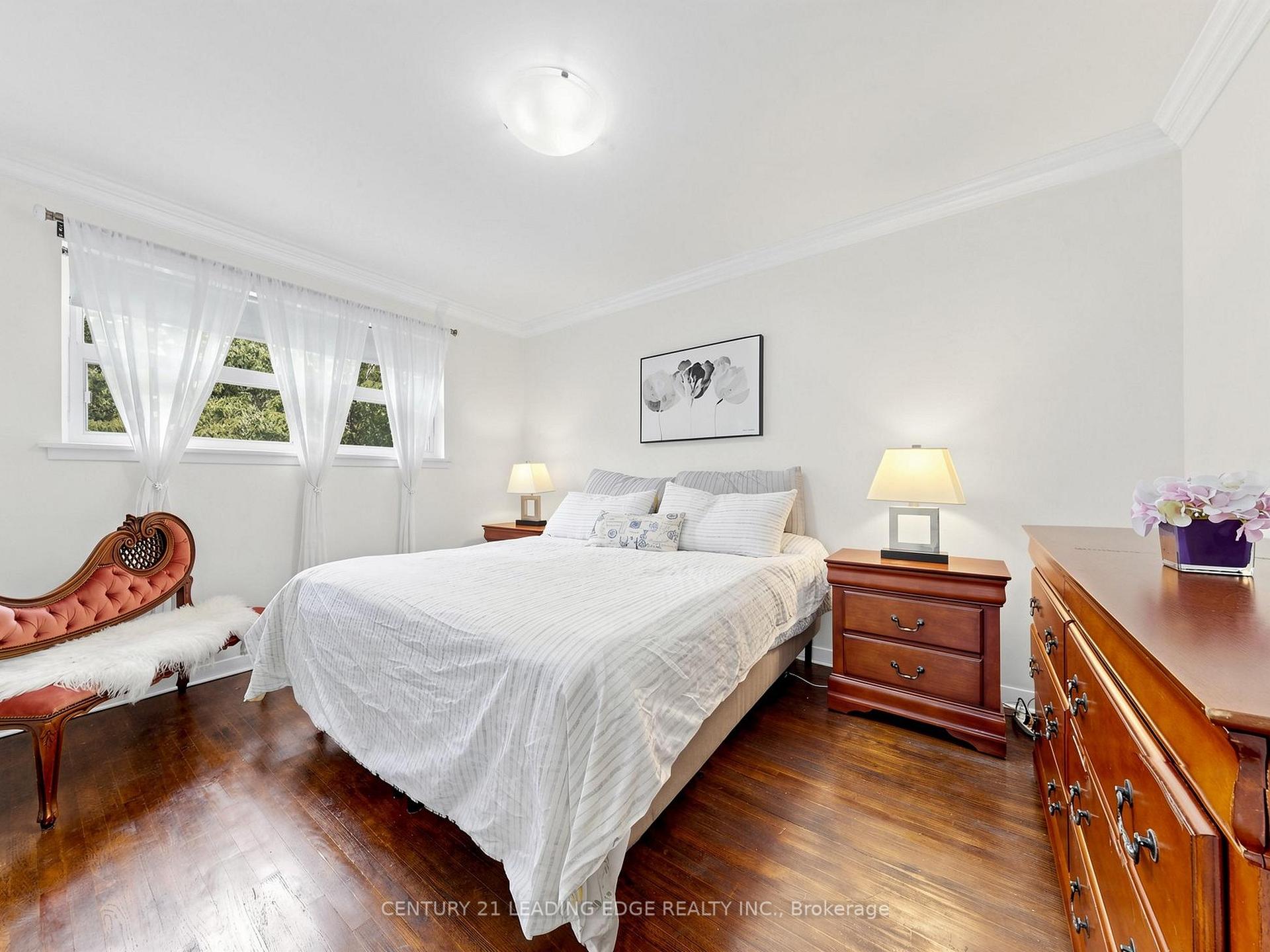 Photo 12 of 17 Tinton Crescent, Etobicoke, Mount Olive-Silverstone-Jamestown — HOMEH