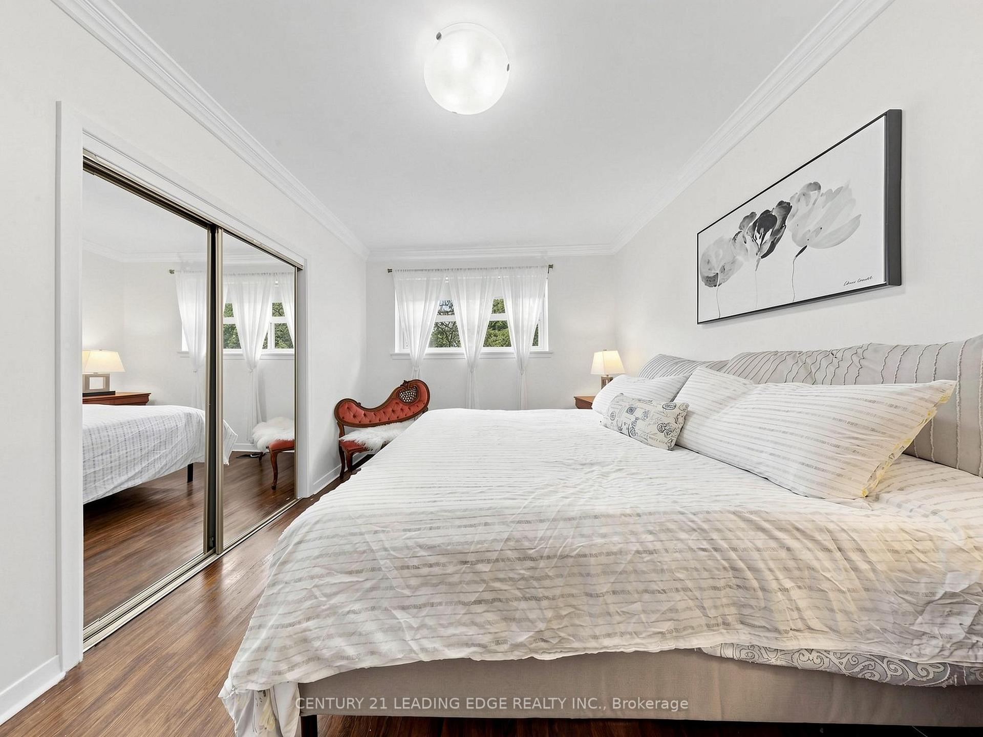 Photo 13 of 17 Tinton Crescent, Etobicoke, Mount Olive-Silverstone-Jamestown — HOMEH