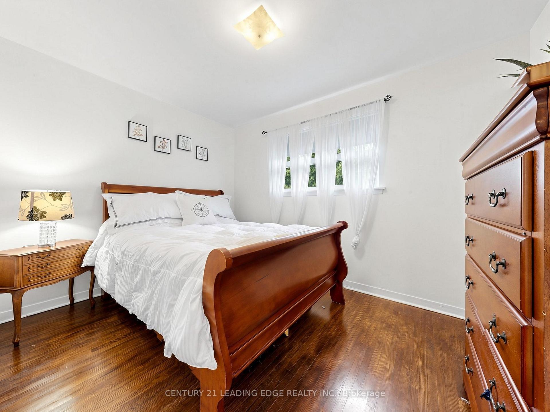 Photo 14 of 17 Tinton Crescent, Etobicoke, Mount Olive-Silverstone-Jamestown — HOMEH
