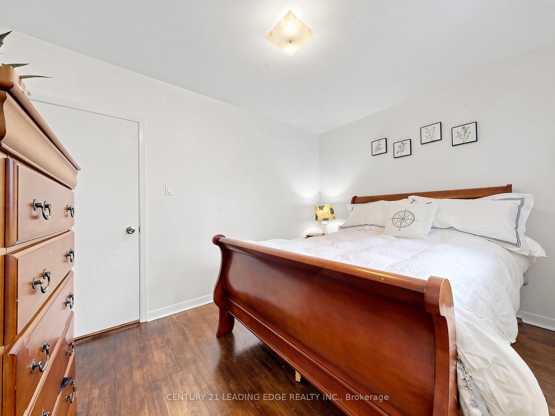 Photo 15 of 17 Tinton Crescent, Etobicoke, Mount Olive-Silverstone-Jamestown — HOMEH