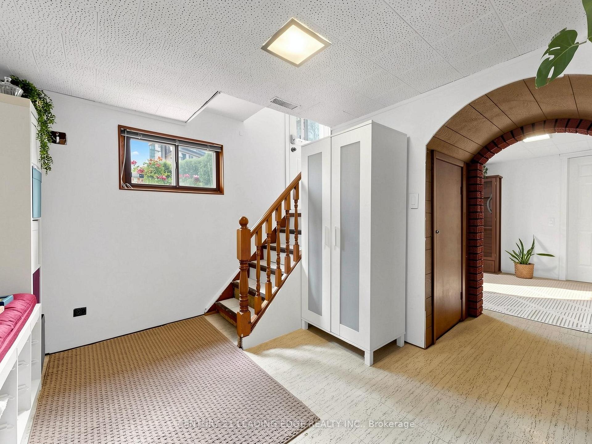 Photo 17 of 17 Tinton Crescent, Etobicoke, Mount Olive-Silverstone-Jamestown — HOMEH