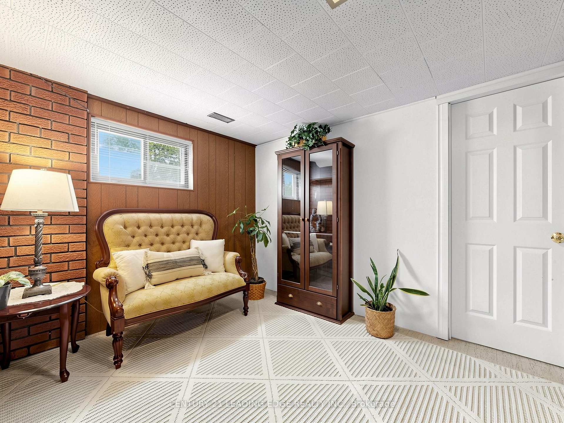 Photo 18 of 17 Tinton Crescent, Etobicoke, Mount Olive-Silverstone-Jamestown — HOMEH