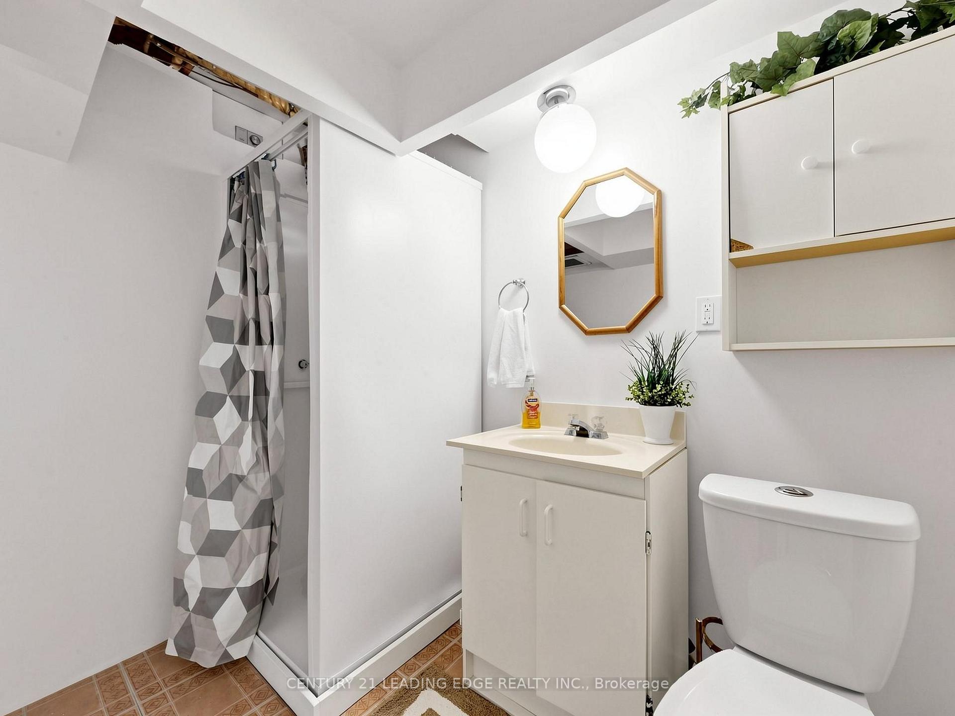 Photo 22 of 17 Tinton Crescent, Etobicoke, Mount Olive-Silverstone-Jamestown — HOMEH