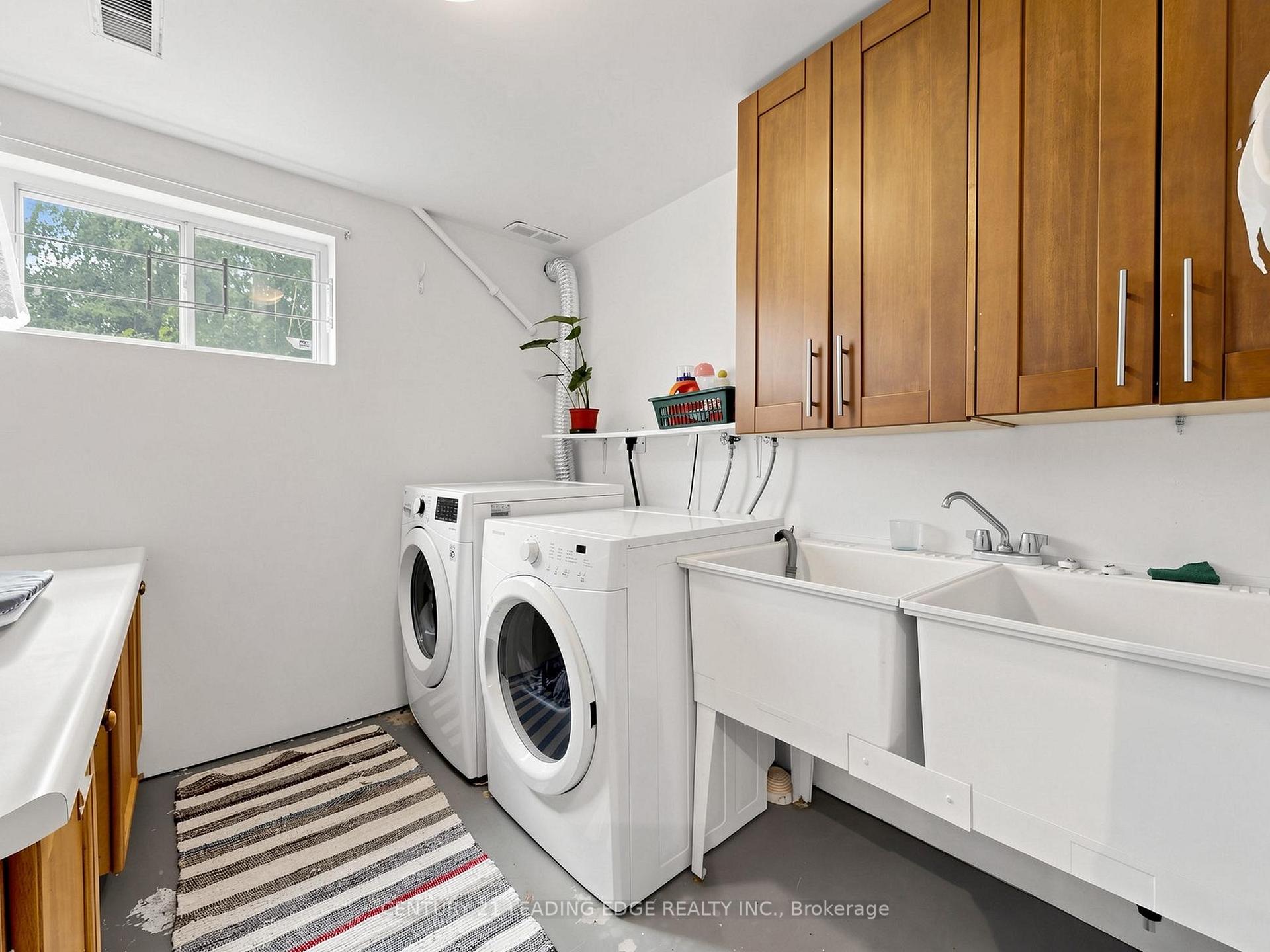 Photo 23 of 17 Tinton Crescent, Etobicoke, Mount Olive-Silverstone-Jamestown — HOMEH