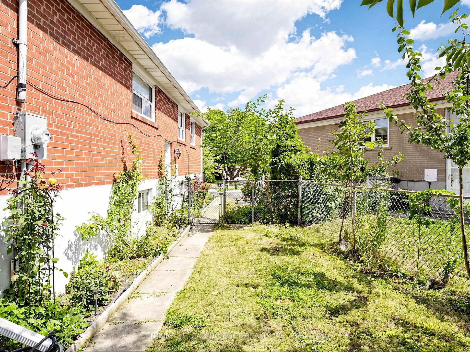 Photo 25 of 17 Tinton Crescent, Etobicoke, Mount Olive-Silverstone-Jamestown — HOMEH