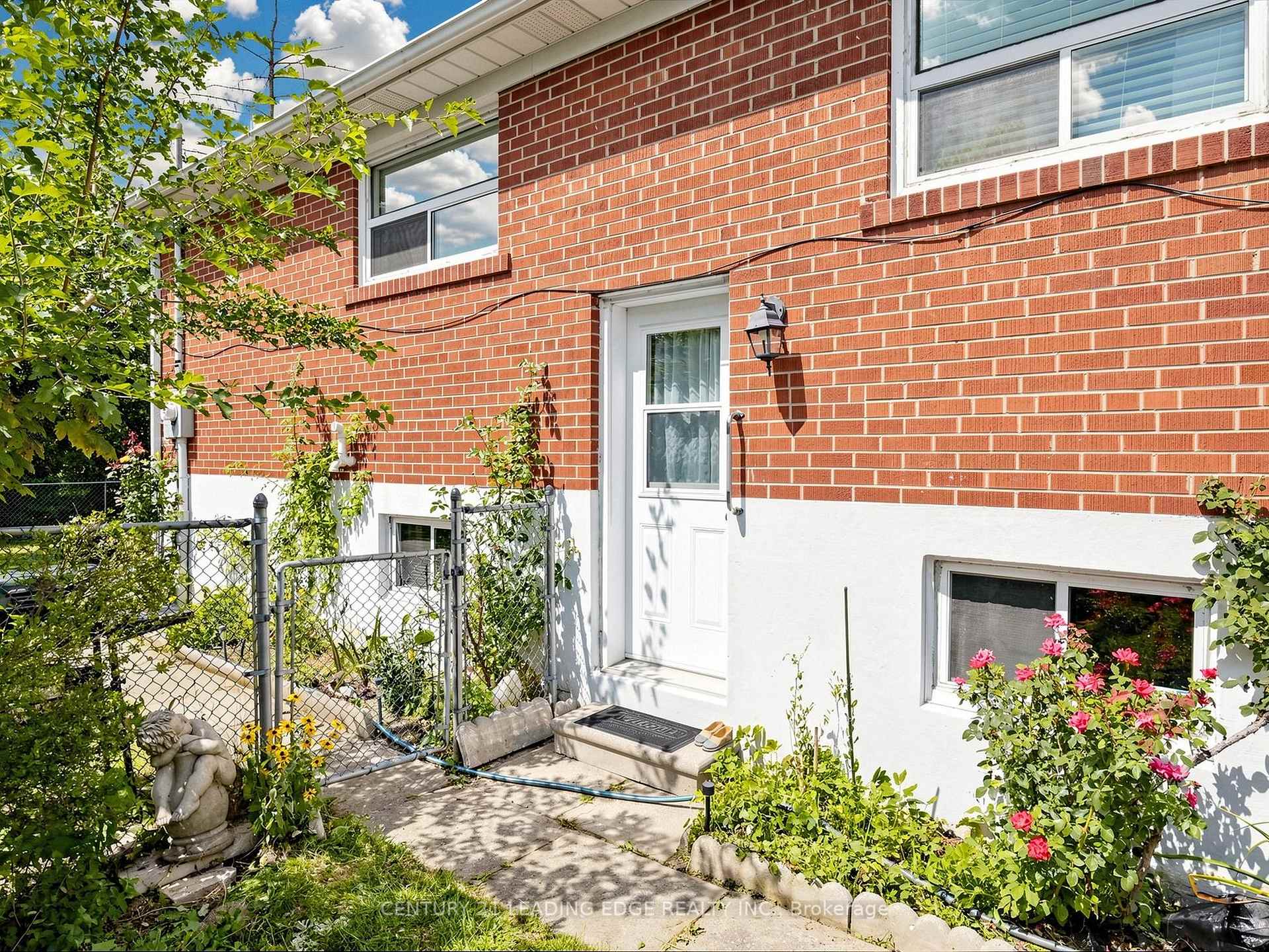 Photo 26 of 17 Tinton Crescent, Etobicoke, Mount Olive-Silverstone-Jamestown — HOMEH
