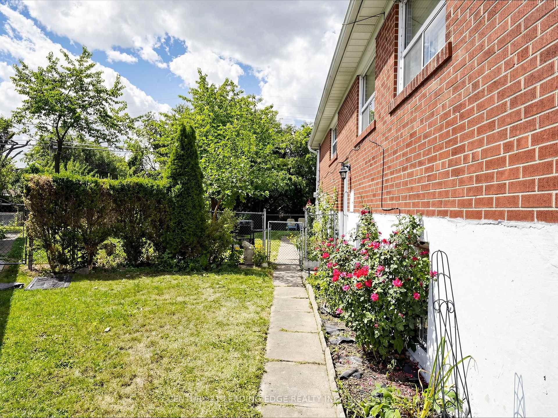 Photo 27 of 17 Tinton Crescent, Etobicoke, Mount Olive-Silverstone-Jamestown — HOMEH