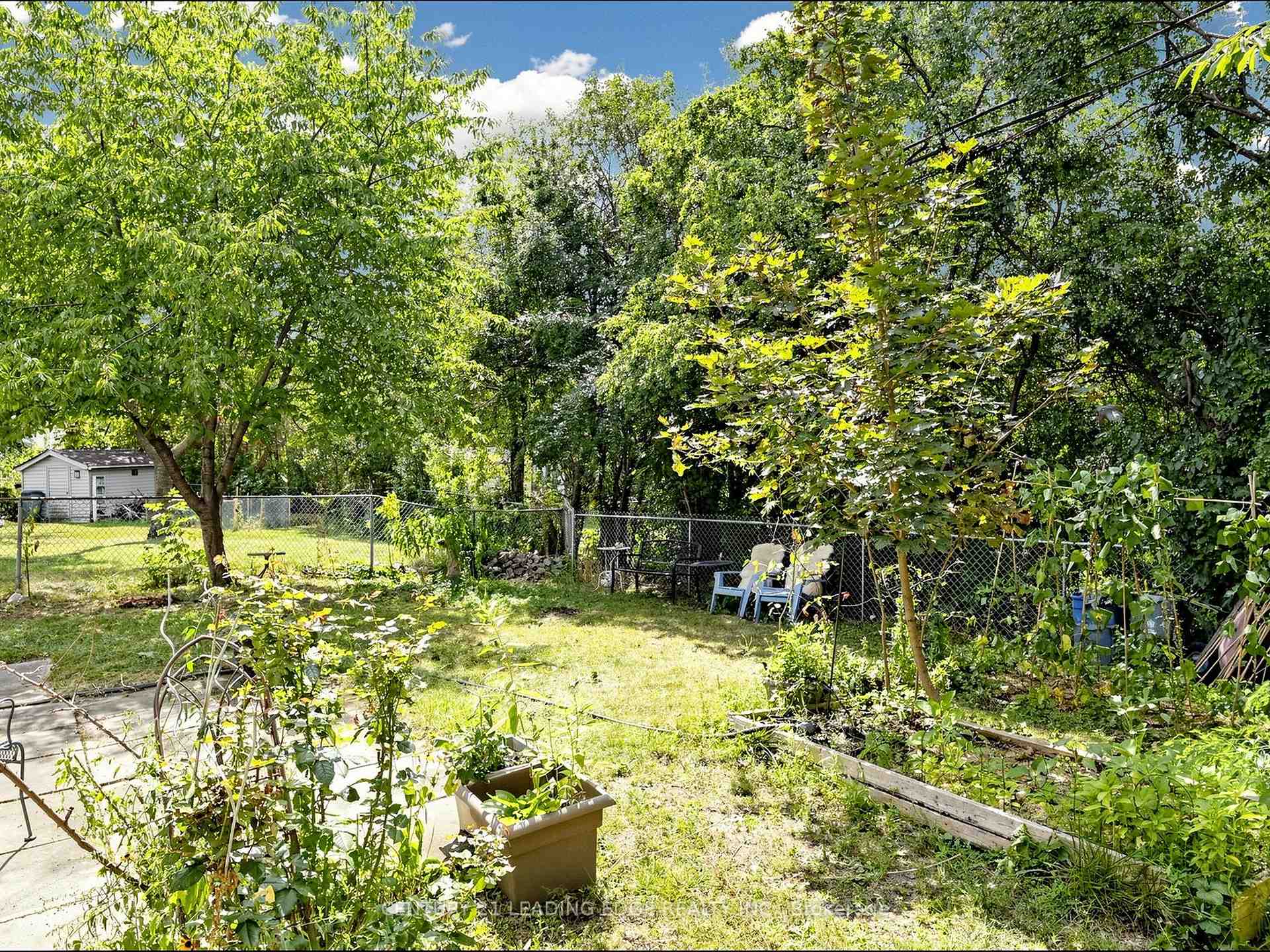 Photo 28 of 17 Tinton Crescent, Etobicoke, Mount Olive-Silverstone-Jamestown — HOMEH