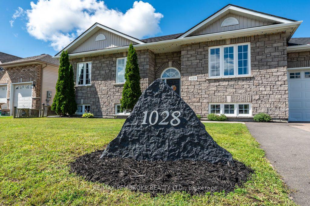 Photo 2 of 1028 Limestone Trail, Petawawa, Petawawa — HOMEH
