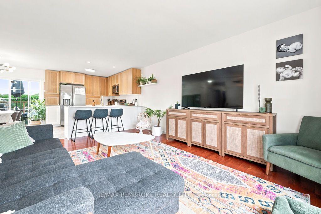 Photo 9 of 1028 Limestone Trail, Petawawa, Petawawa — HOMEH