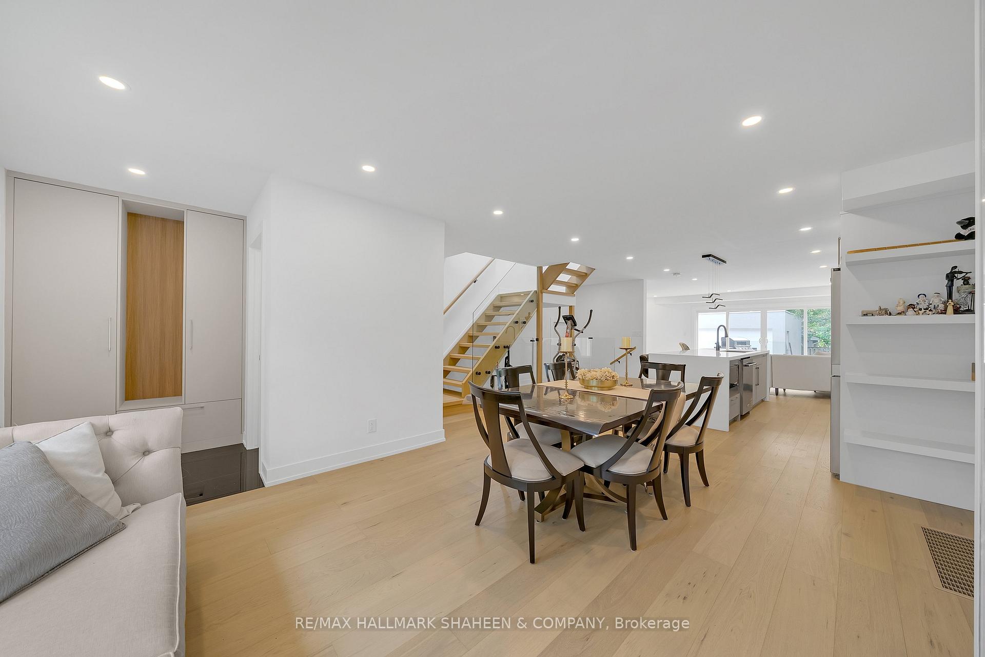 Photo 5 of 207 Sutherland Drive, Toronto, Leaside — HOMEH