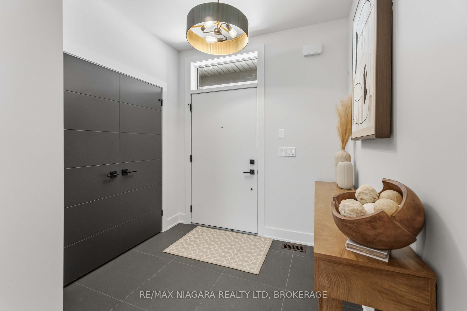 Photo 3 of 6124 Curlin Crescent, Niagara Falls, Forestview — HOMEH