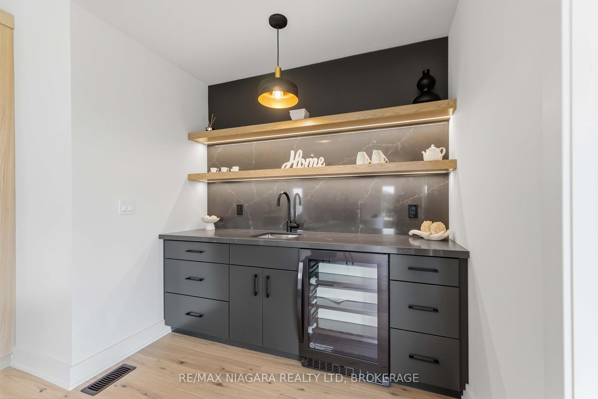 Photo 9 of 6124 Curlin Crescent, Niagara Falls, Forestview — HOMEH