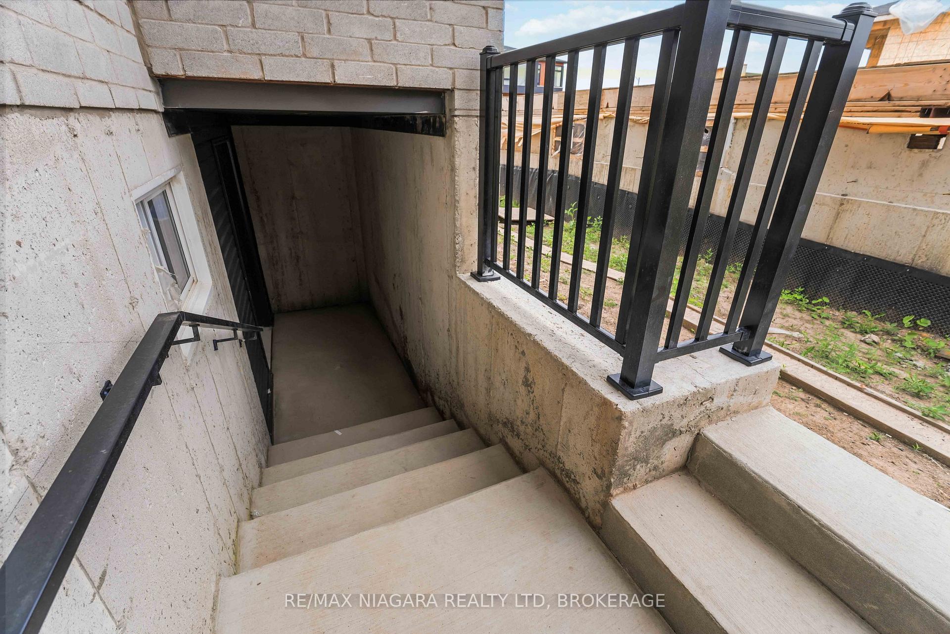 Photo 35 of 6124 Curlin Crescent, Niagara Falls, Forestview — HOMEH