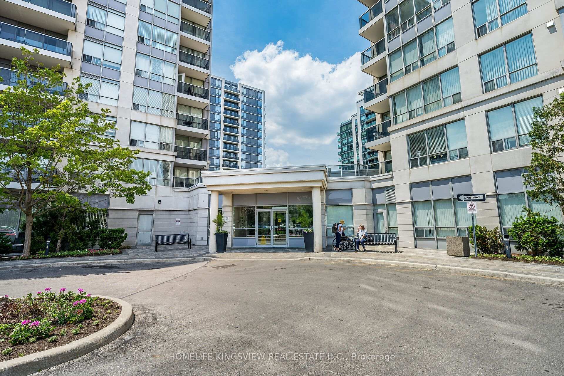 Photo 4 of Unit 807, 60 Disera Drive, Vaughan, Beverley Glen — HOMEH