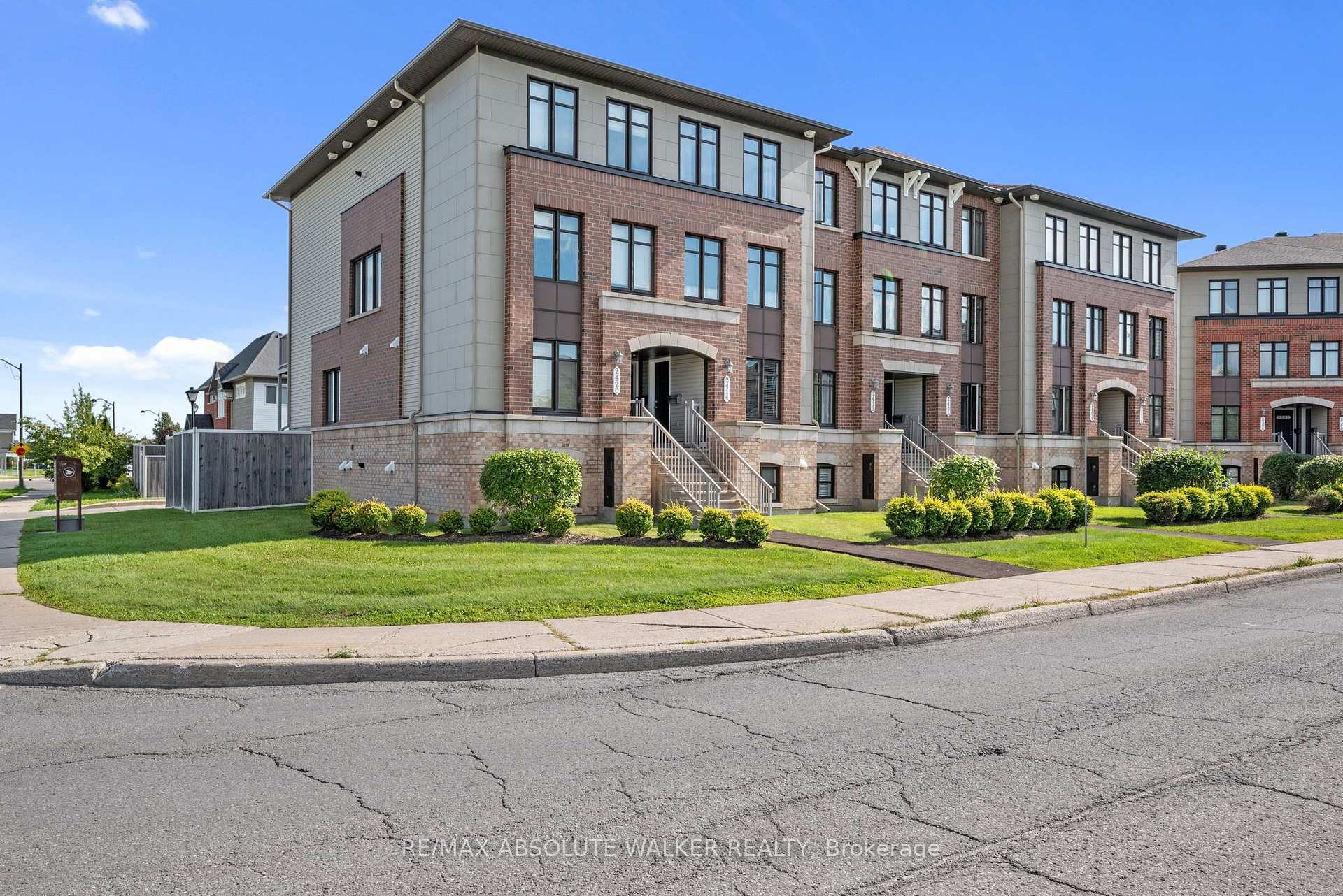 Photo 2 of 2414 Esprit Drive, Ottawa, Avalon East — HOMEH