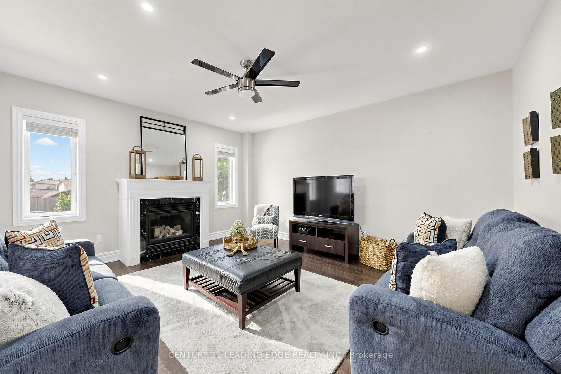 Photo 12 of 48 Tanis Crescent, Scarborough, Centennial Scarborough — HOMEH
