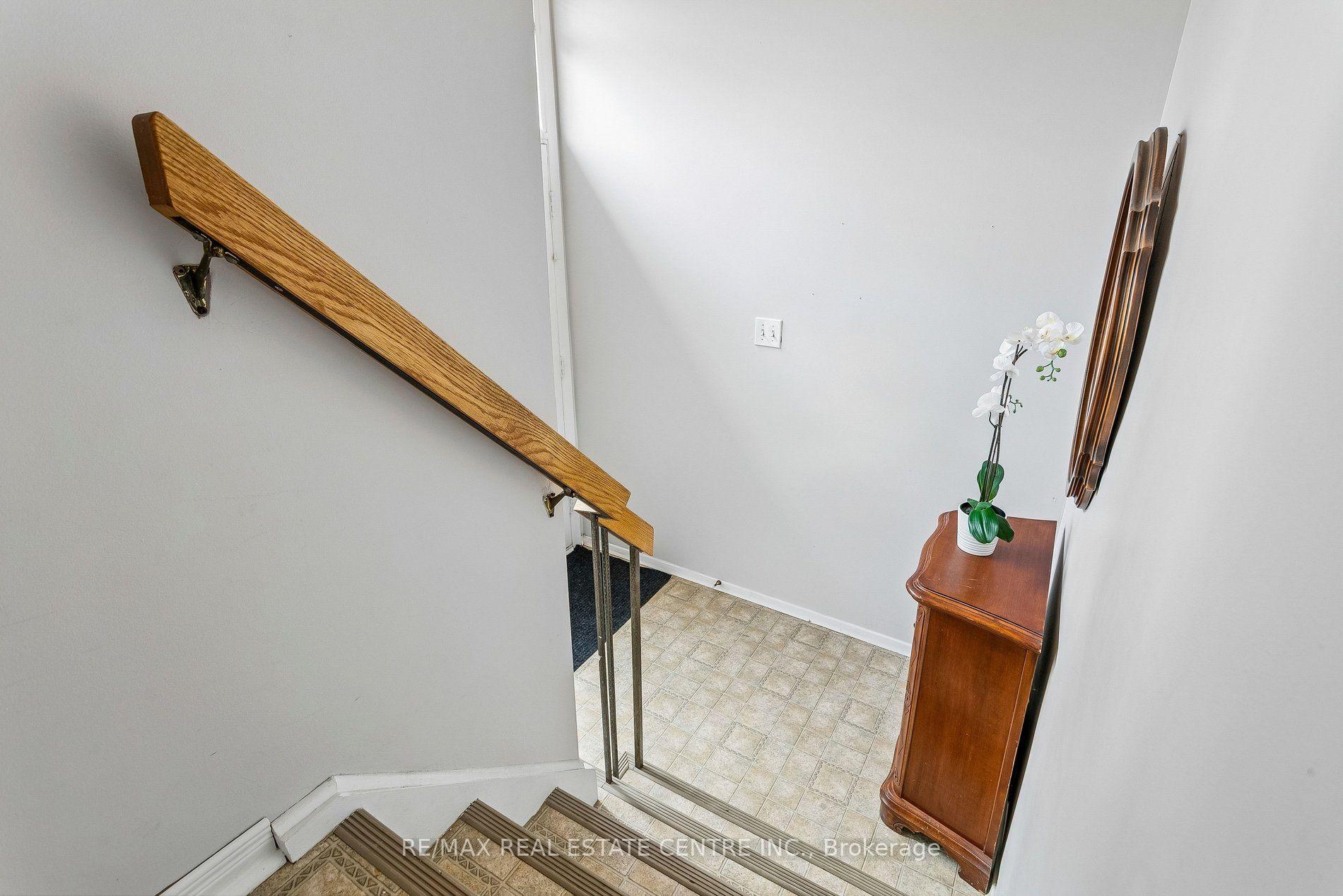 Photo 7 of 5 Hockley Path, Brampton, Madoc — HOMEH