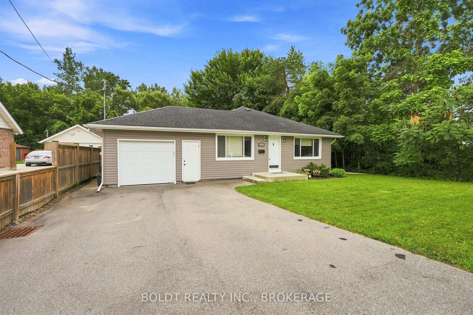 Photo 2 of 8166 Thorold Stone (Main) Road, Niagara Falls, Ascot — HOMEH