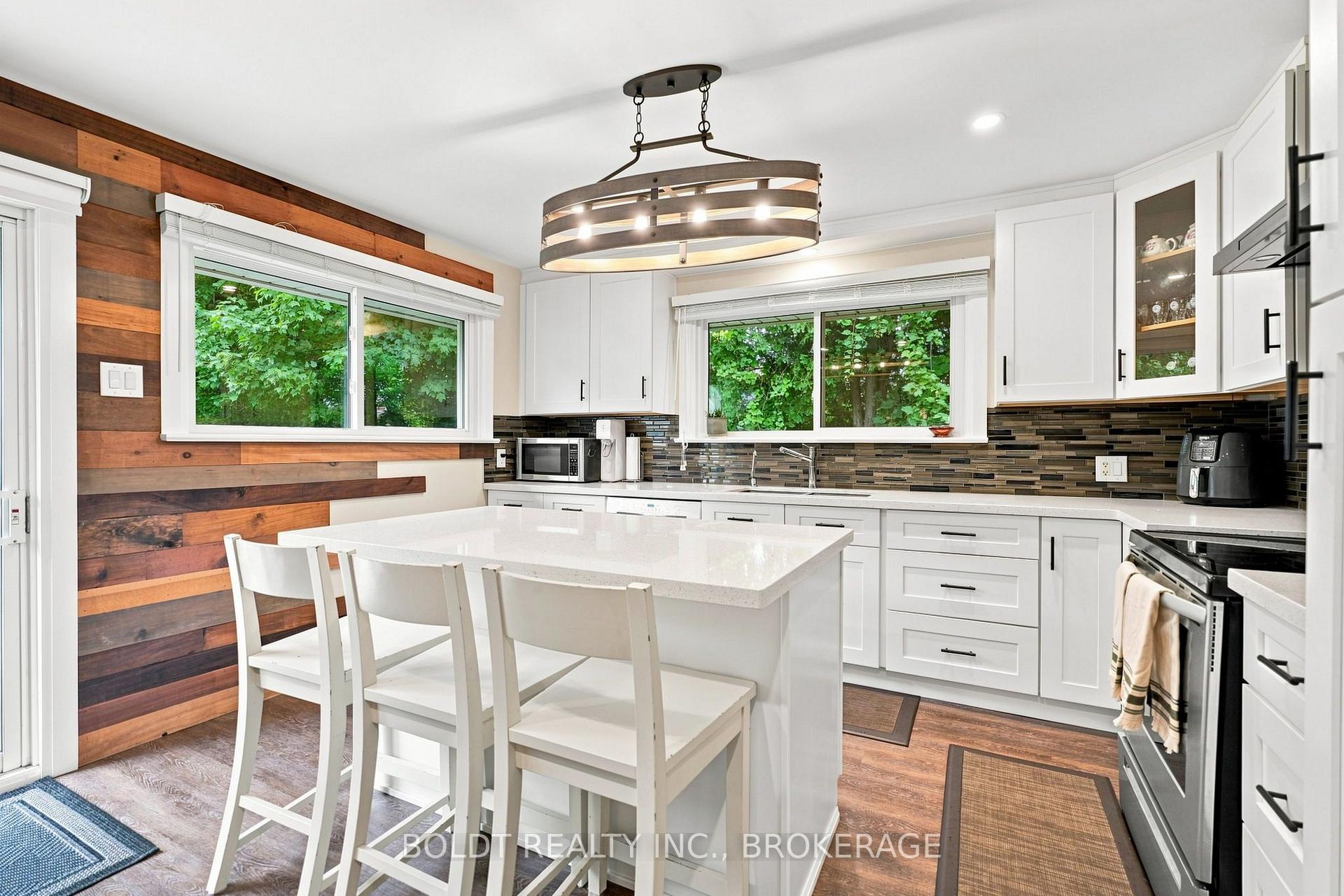 Photo 6 of 8166 Thorold Stone (Main) Road, Niagara Falls, Ascot — HOMEH