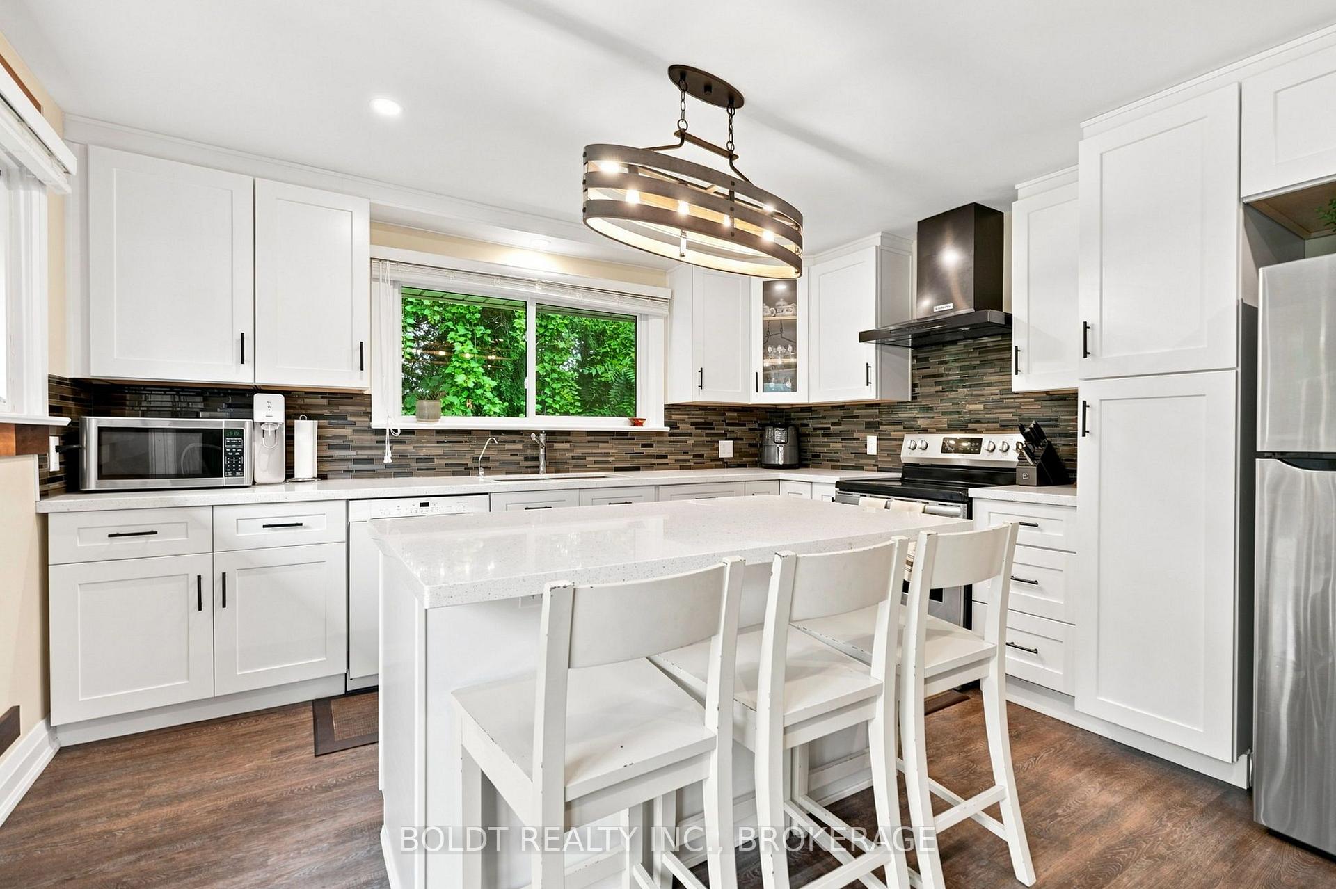 Photo 7 of 8166 Thorold Stone (Main) Road, Niagara Falls, Ascot — HOMEH