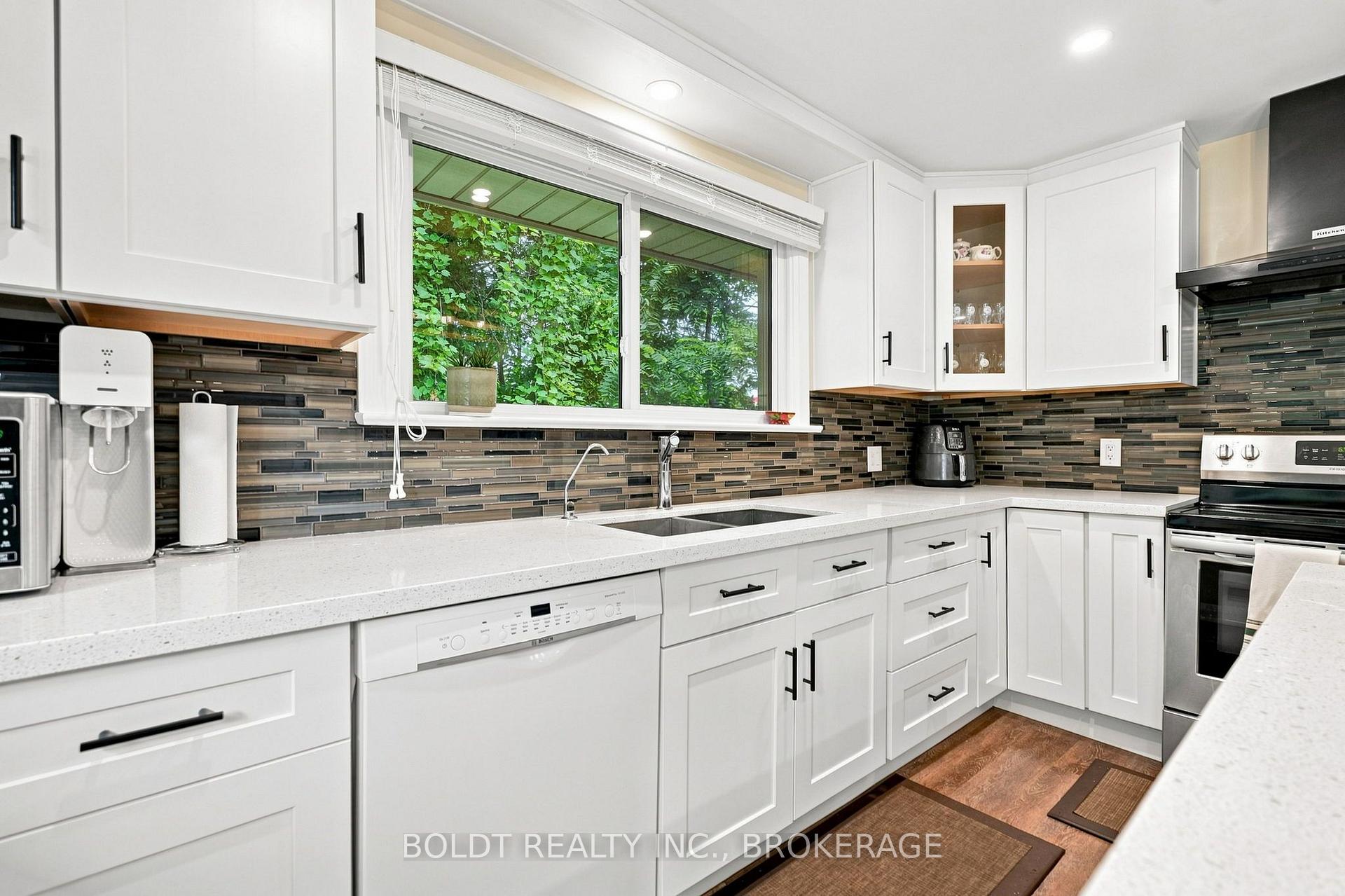Photo 8 of 8166 Thorold Stone (Main) Road, Niagara Falls, Ascot — HOMEH