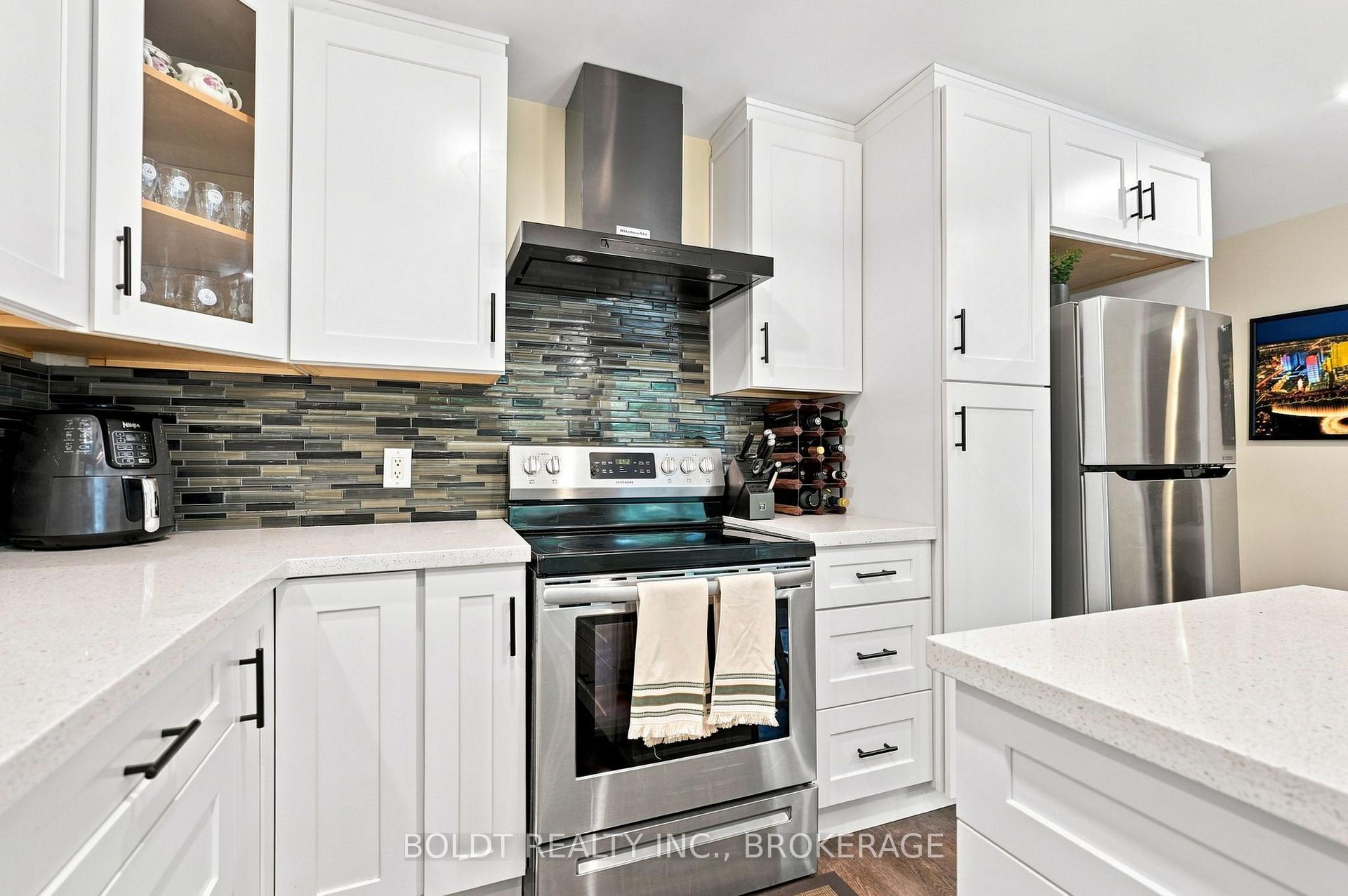 Photo 9 of 8166 Thorold Stone (Main) Road, Niagara Falls, Ascot — HOMEH