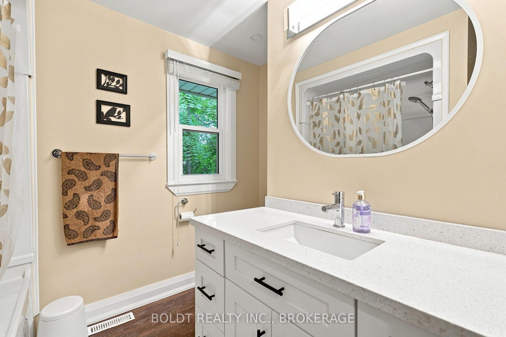 Photo 11 of 8166 Thorold Stone (Main) Road, Niagara Falls, Ascot — HOMEH