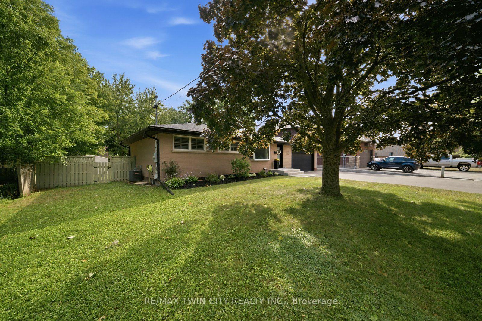 Photo 3 of 45 Wayne Drive, Brantford, Fairview/Greenbrier — HOMEH