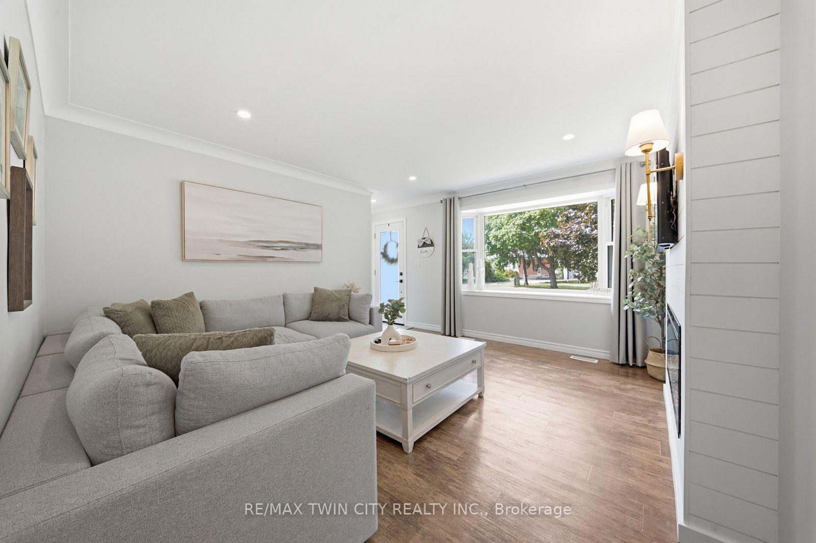 Photo 6 of 45 Wayne Drive, Brantford, Fairview/Greenbrier — HOMEH