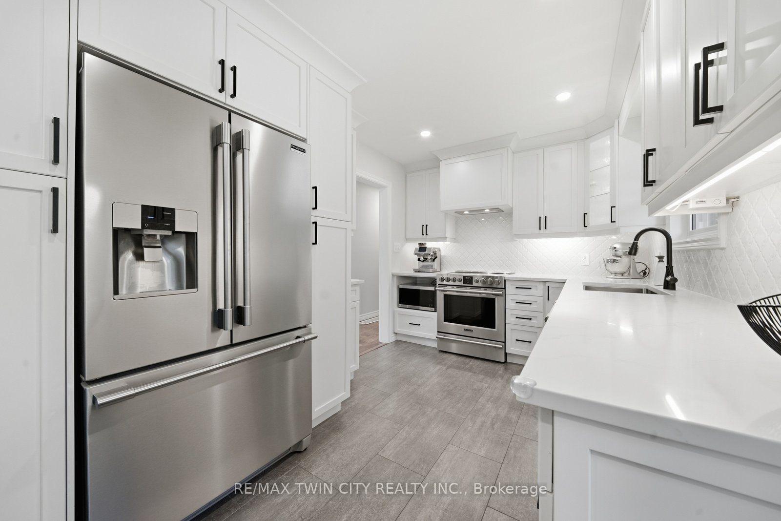 Photo 10 of 45 Wayne Drive, Brantford, Fairview/Greenbrier — HOMEH