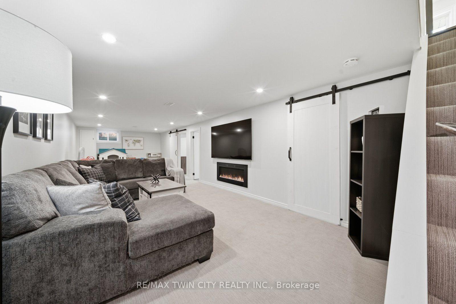Photo 17 of 45 Wayne Drive, Brantford, Fairview/Greenbrier — HOMEH