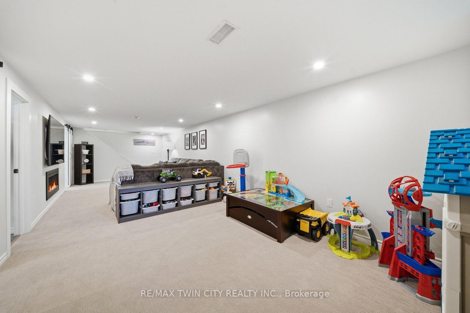 Photo 21 of 45 Wayne Drive, Brantford, Fairview/Greenbrier — HOMEH